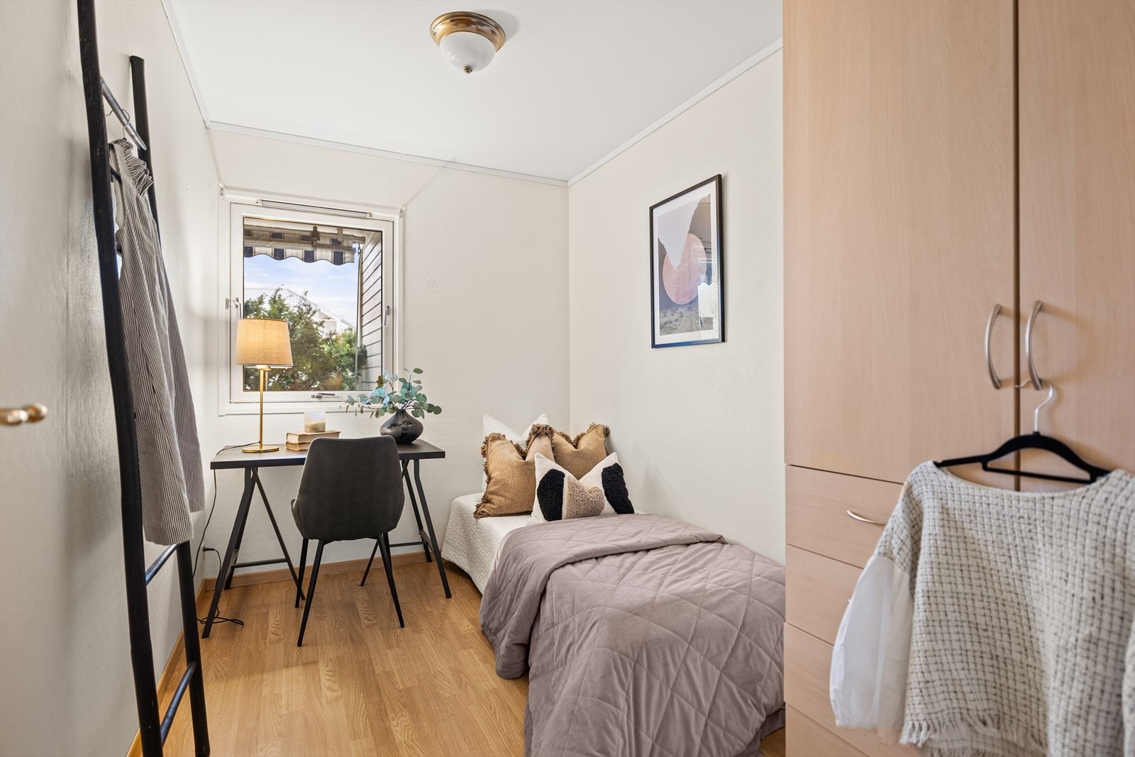 Soverom Ill | Rommet er av god størrelse med plass til seng og garderobeløsning Galleribilde