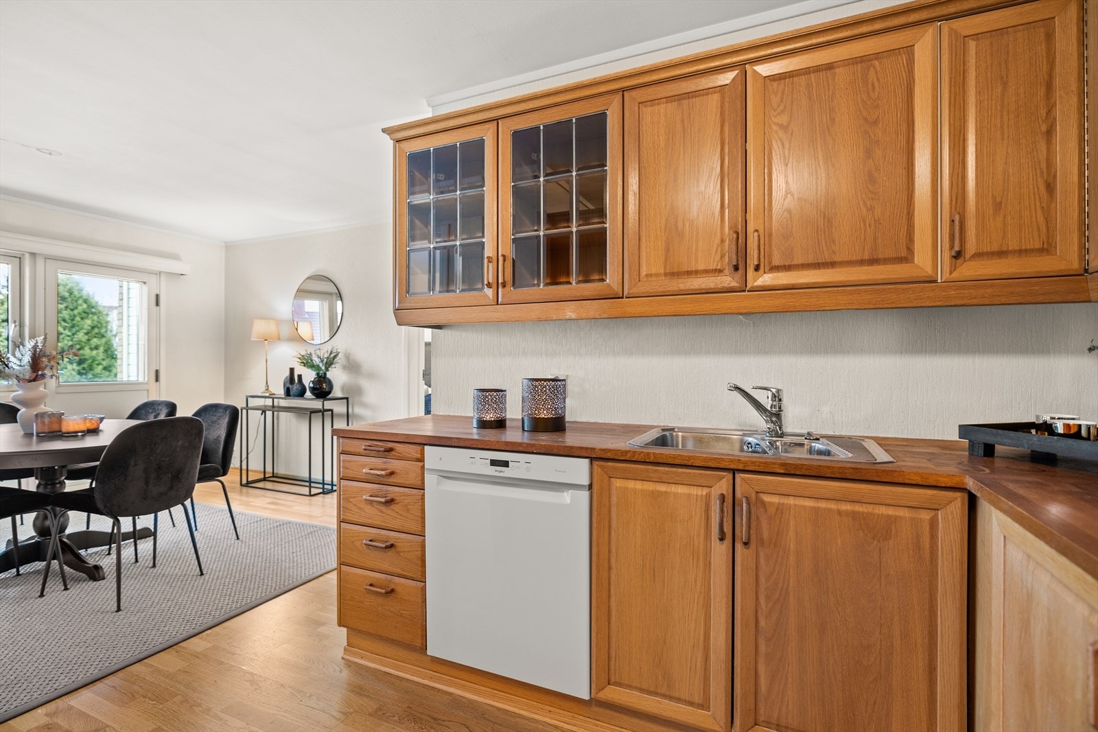 Kjøkkenet har integrerte hvitevarer som platetopp, stekeovn, oppvaskmaskin, kjøleskap og fryseskap Galleribilde