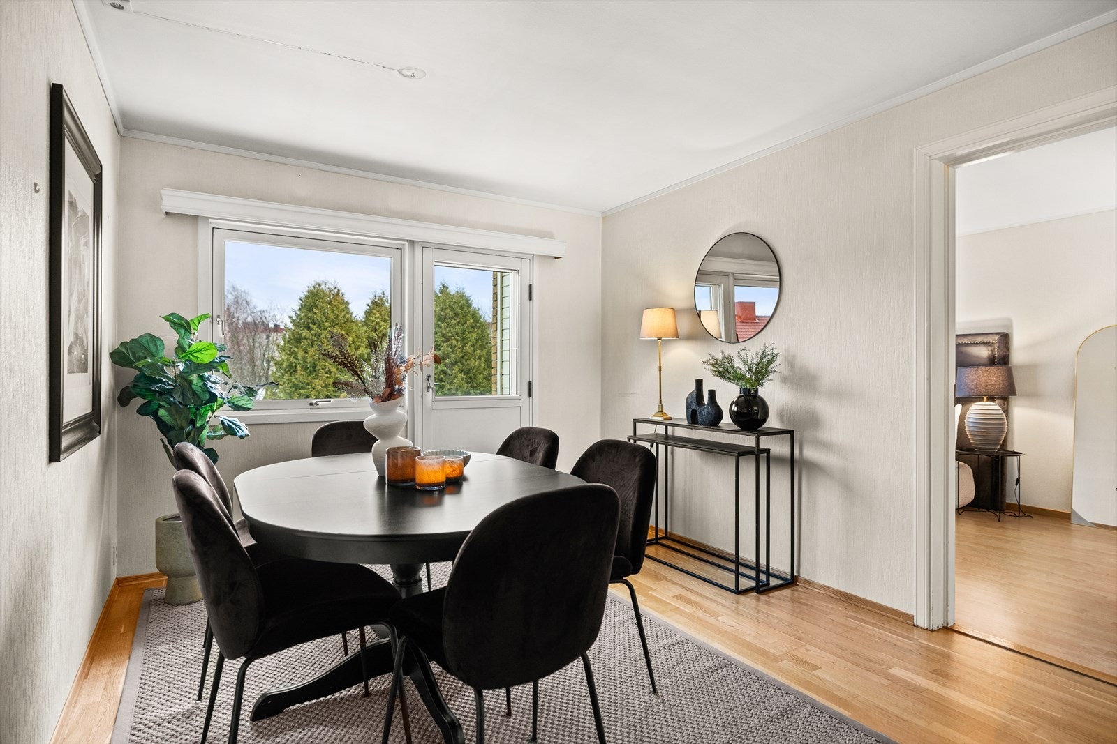 Fin plass til spisestue med tilknytning til kjøkkenet Galleribilde