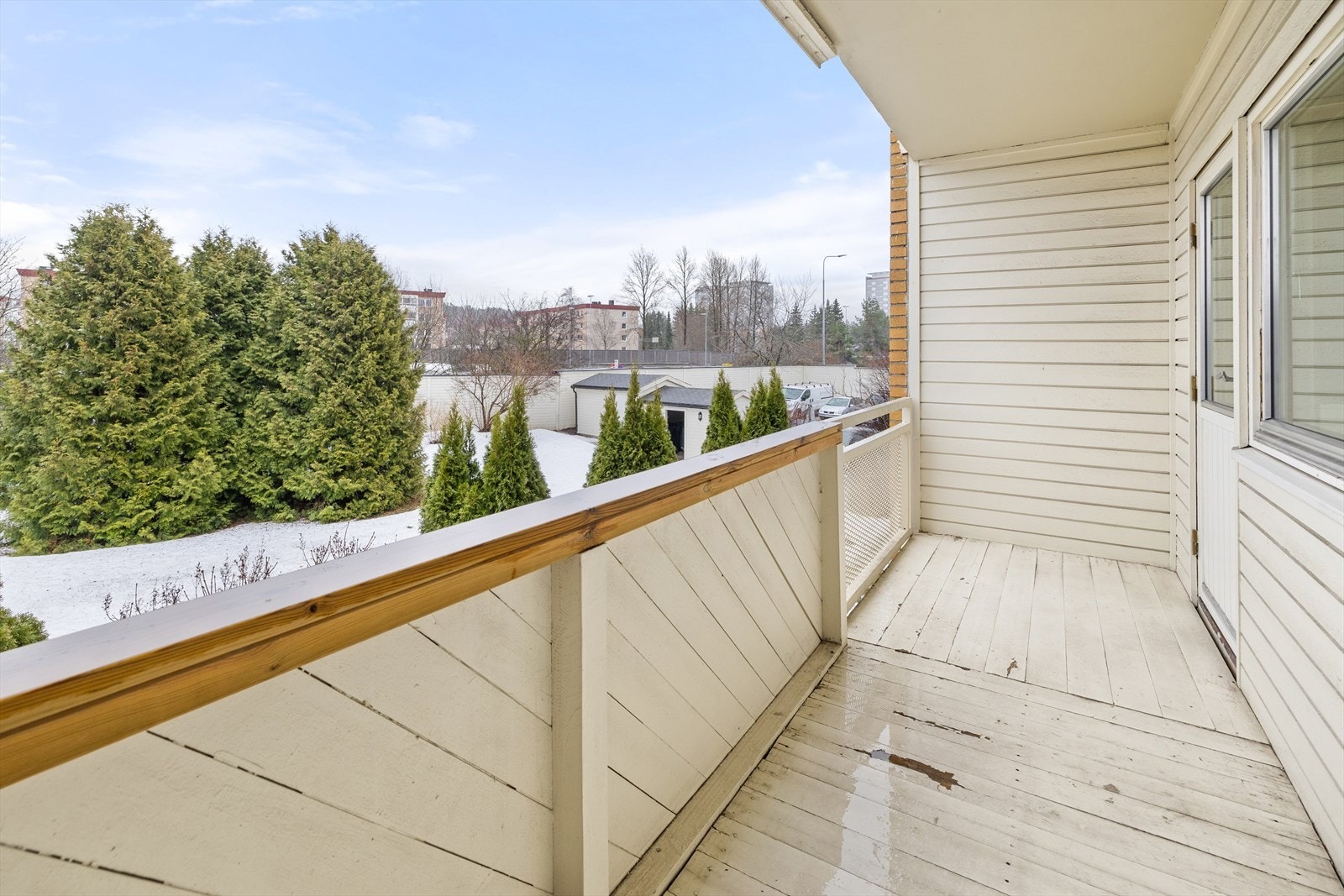 Balkongen rommer plass til hyggelig sittegruppe | Med to balkonger får du svært gode solforhold Galleribilde