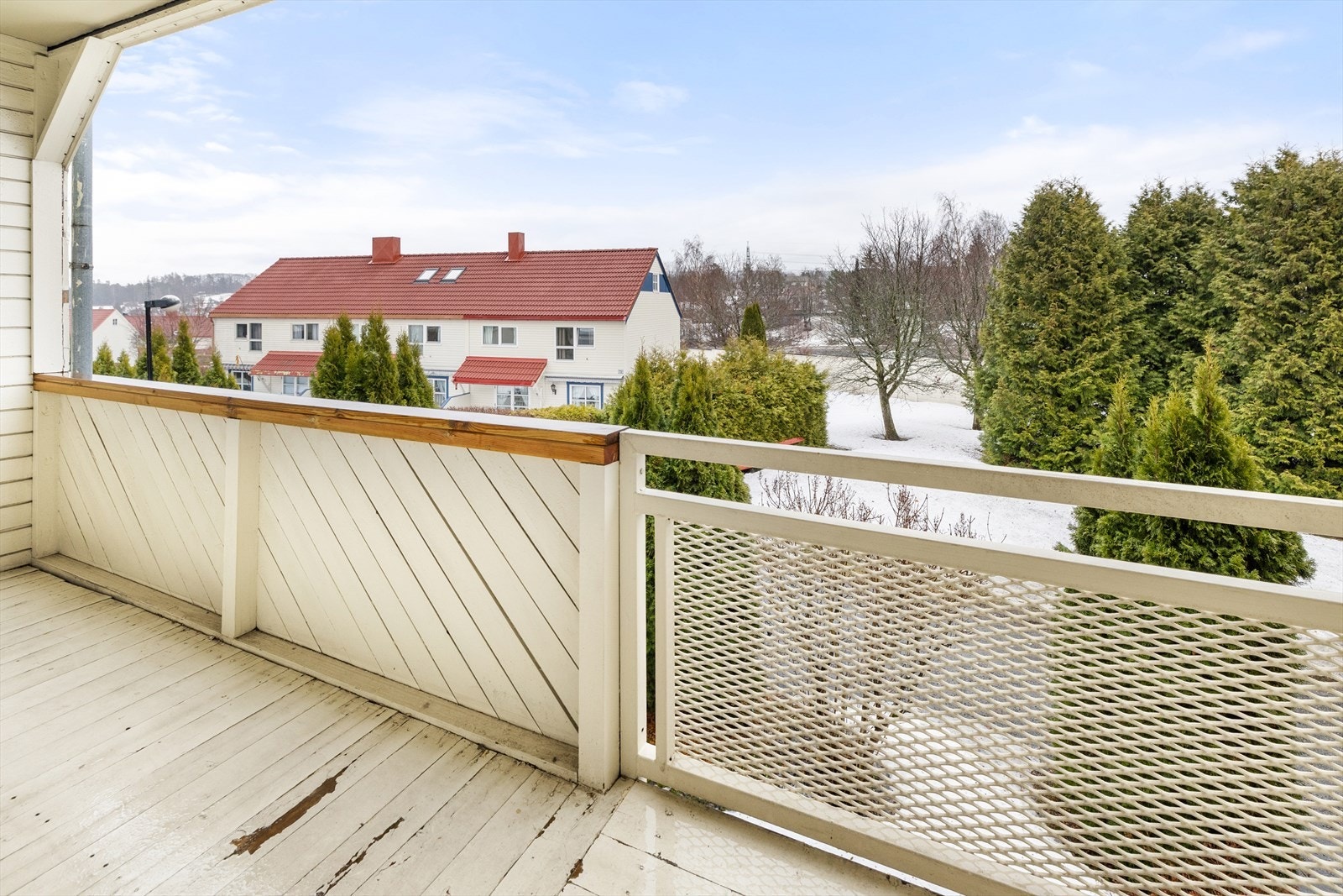 Balkongen er østvendt med flott utsyn over grønne omgivelser. Her kan morgensola nytes Galleribilde