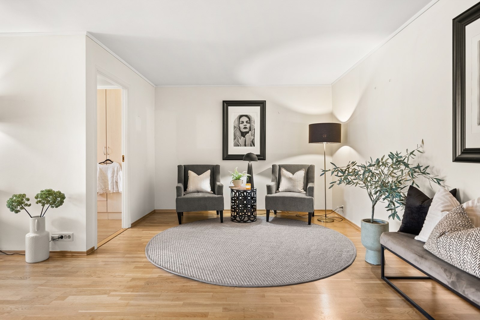 Med en luftig og romslig stue gir det rom for flere soner Galleribilde