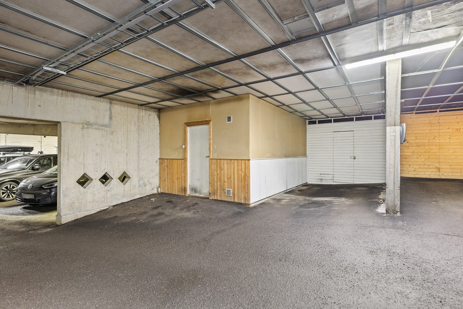 Leiligheten disponerer en parkeringsplass med tilhørende bod i felles garasjeanlegg Galleribilde