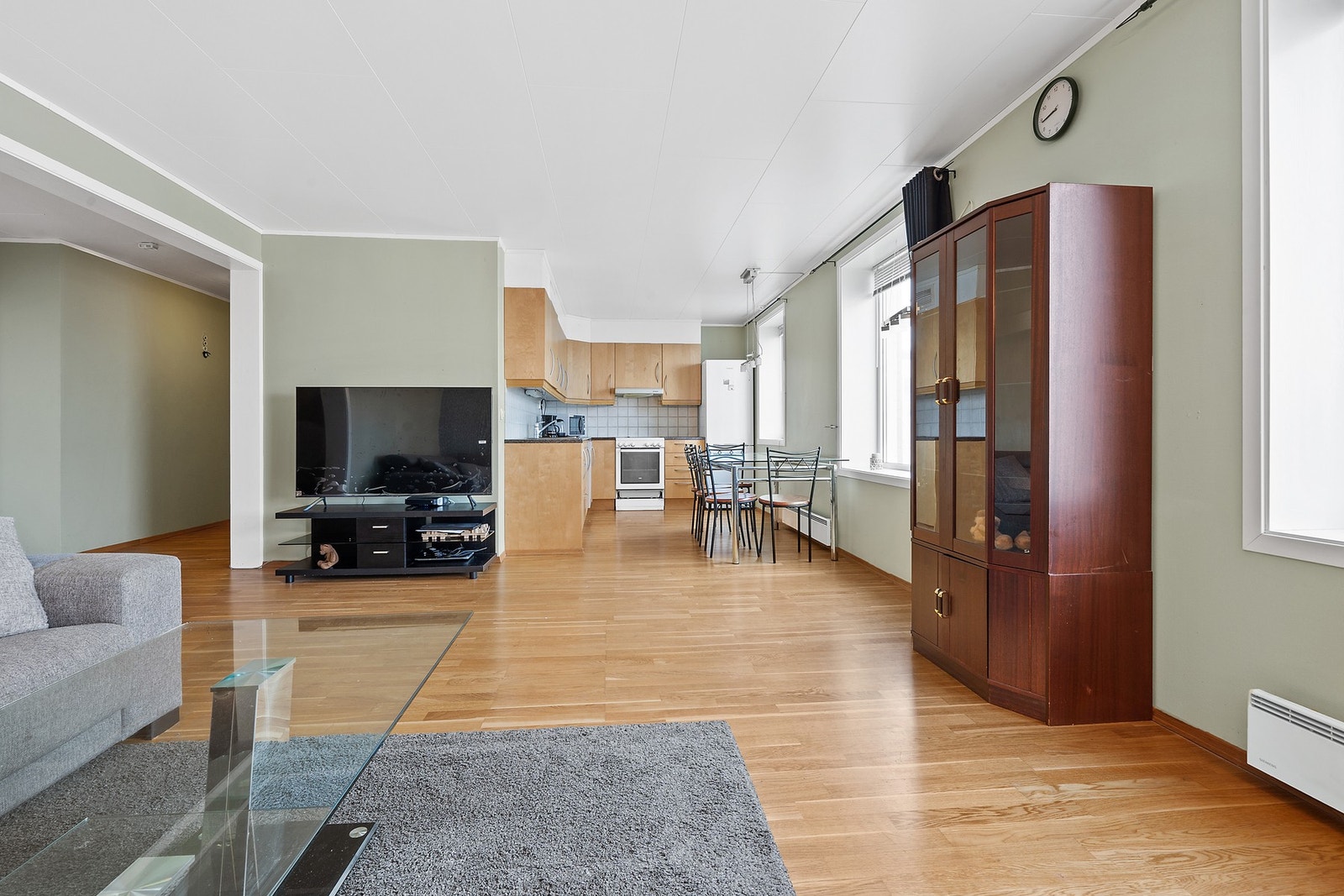 Stuen åpen mot kjøkken Galleribilde