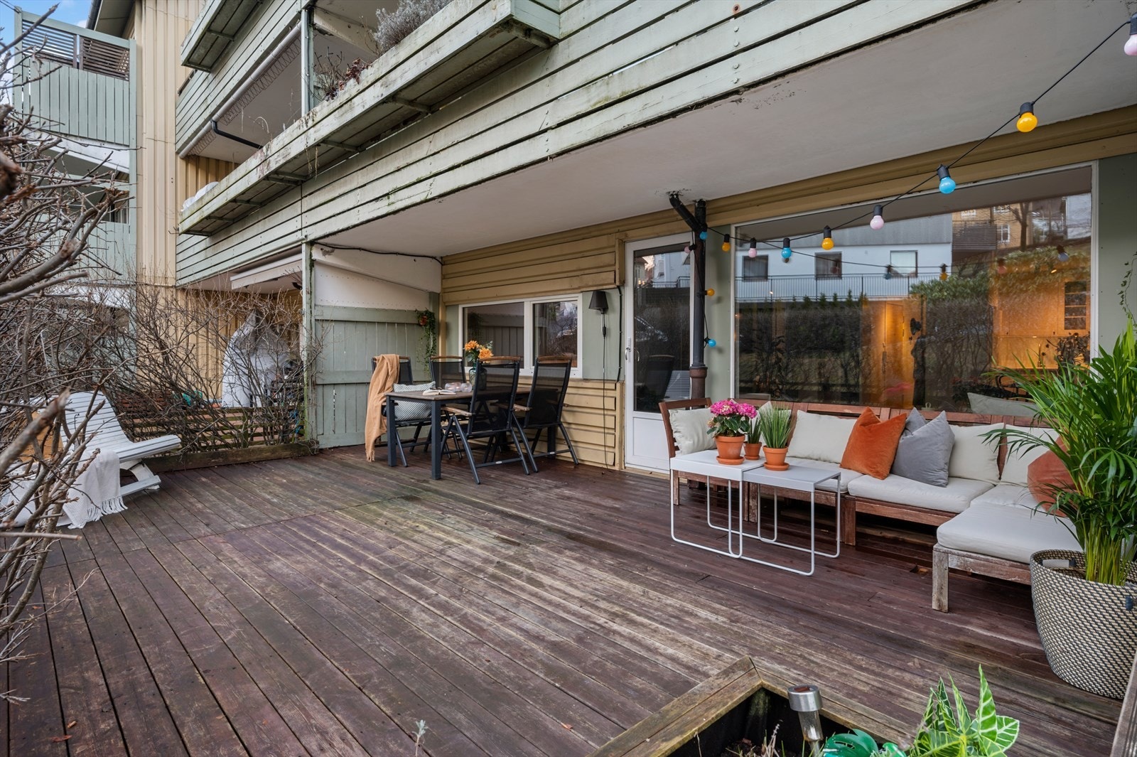 Stor uteplass med god plass til flere sittegrupper samt grill. Galleribilde