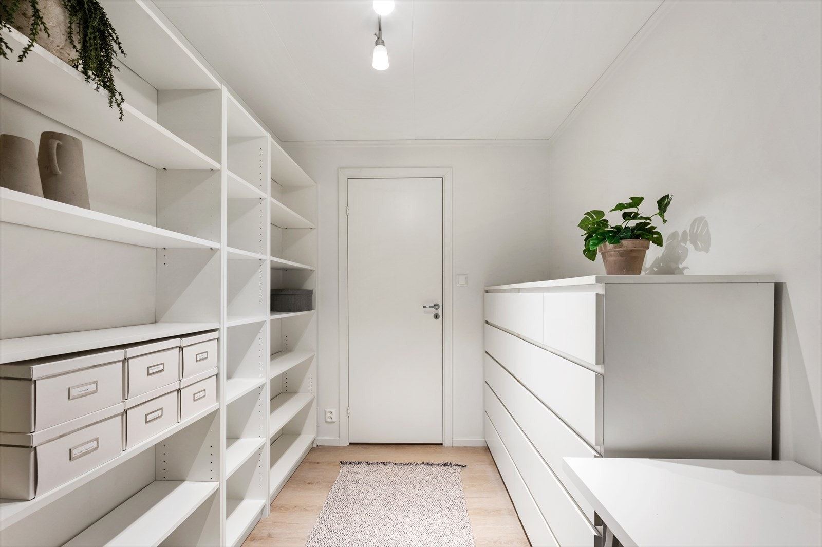 Fra gangen har man adkomst til en stor bod som også har blitt brukt som et kontor av nåværende eier. Galleribilde