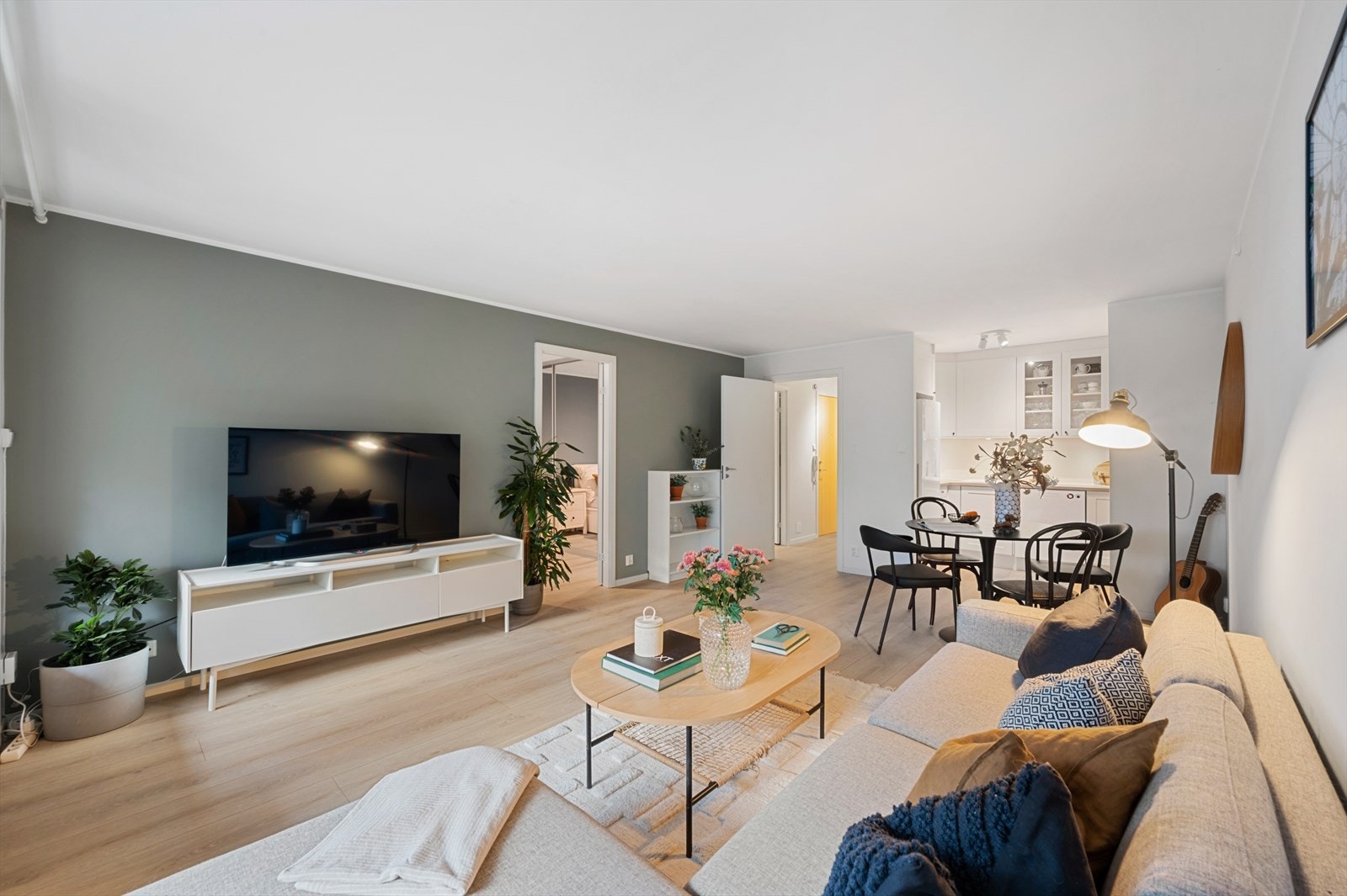 God plass til en stor sittegruppe. Galleribilde