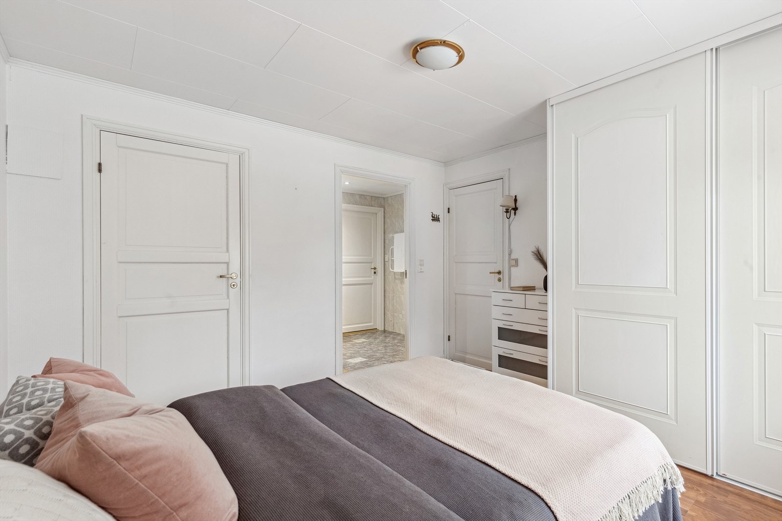 God plass til stor seng og skyvedørsgarderobe. Galleribilde