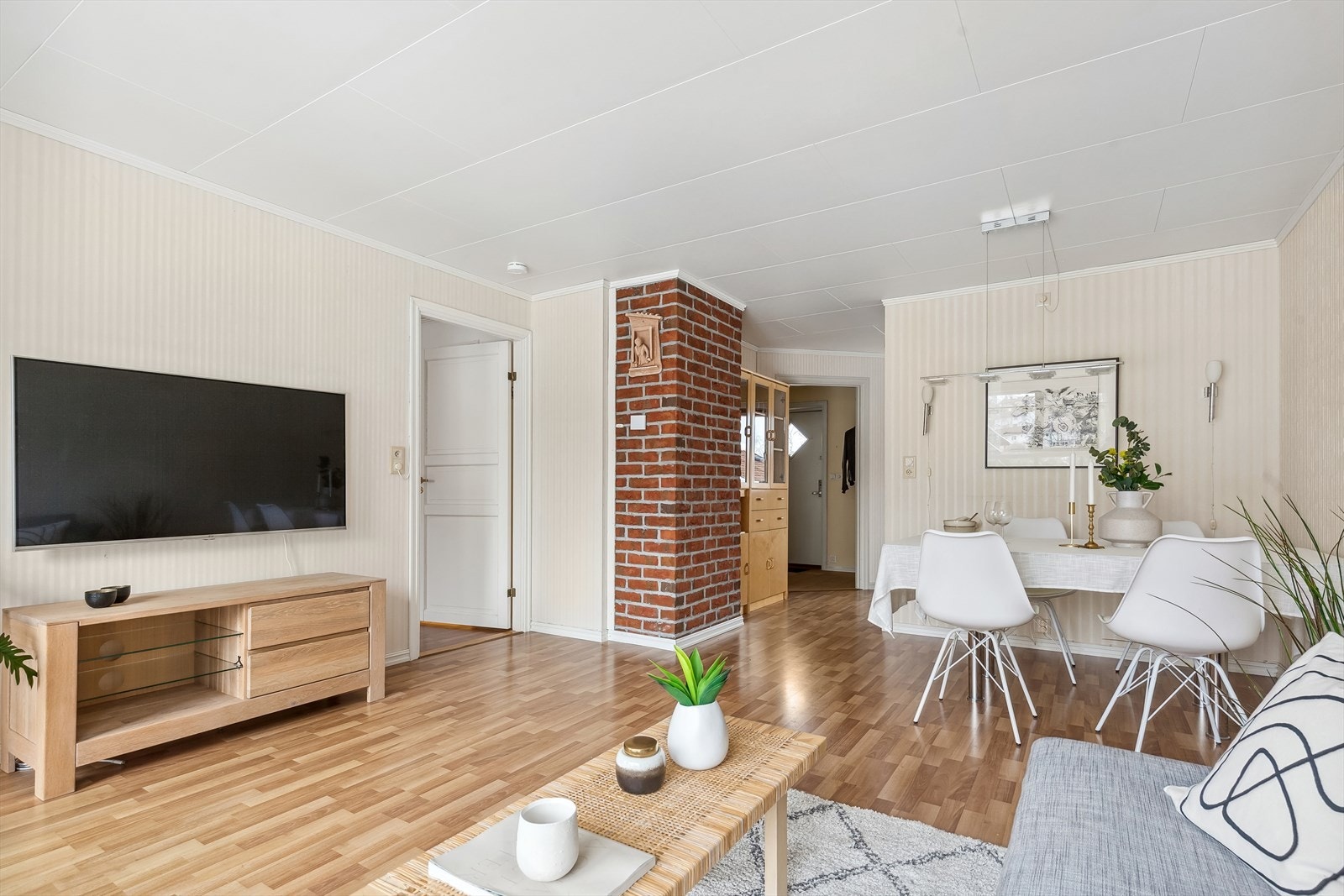 Pipen i stuen gir deg muligheter for å kunne sette inn vedovn. Galleribilde