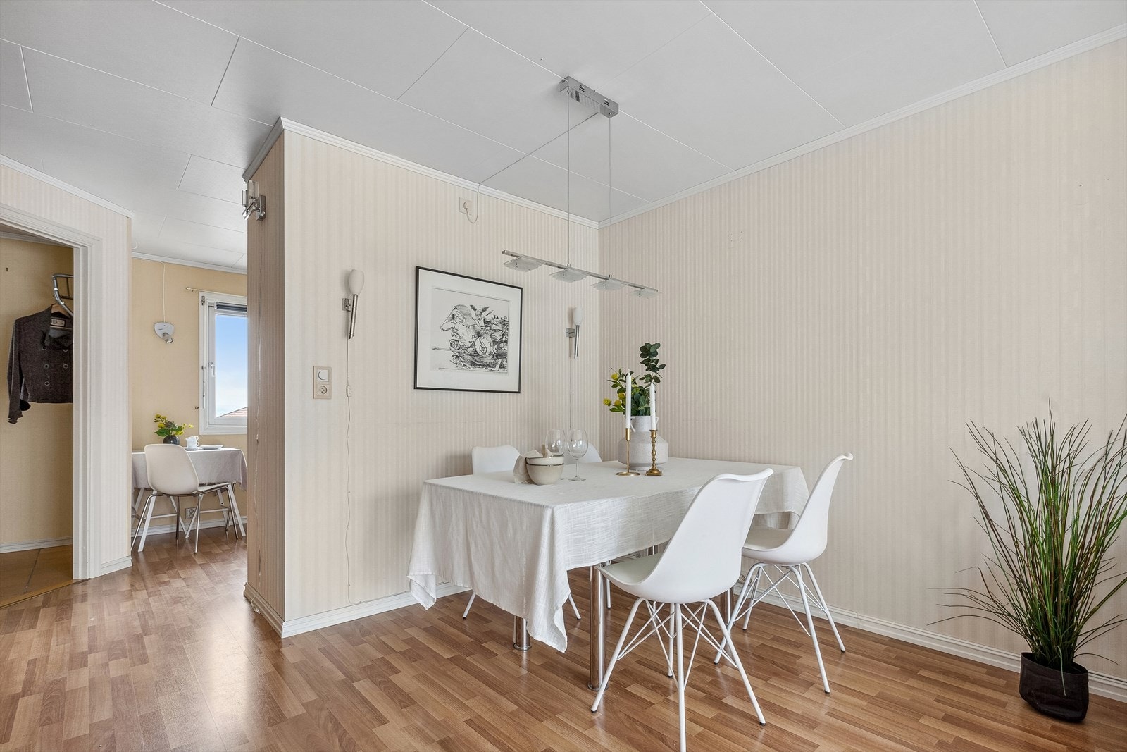 Stuen har plass til både sofa- og spisestuemøblering. Galleribilde