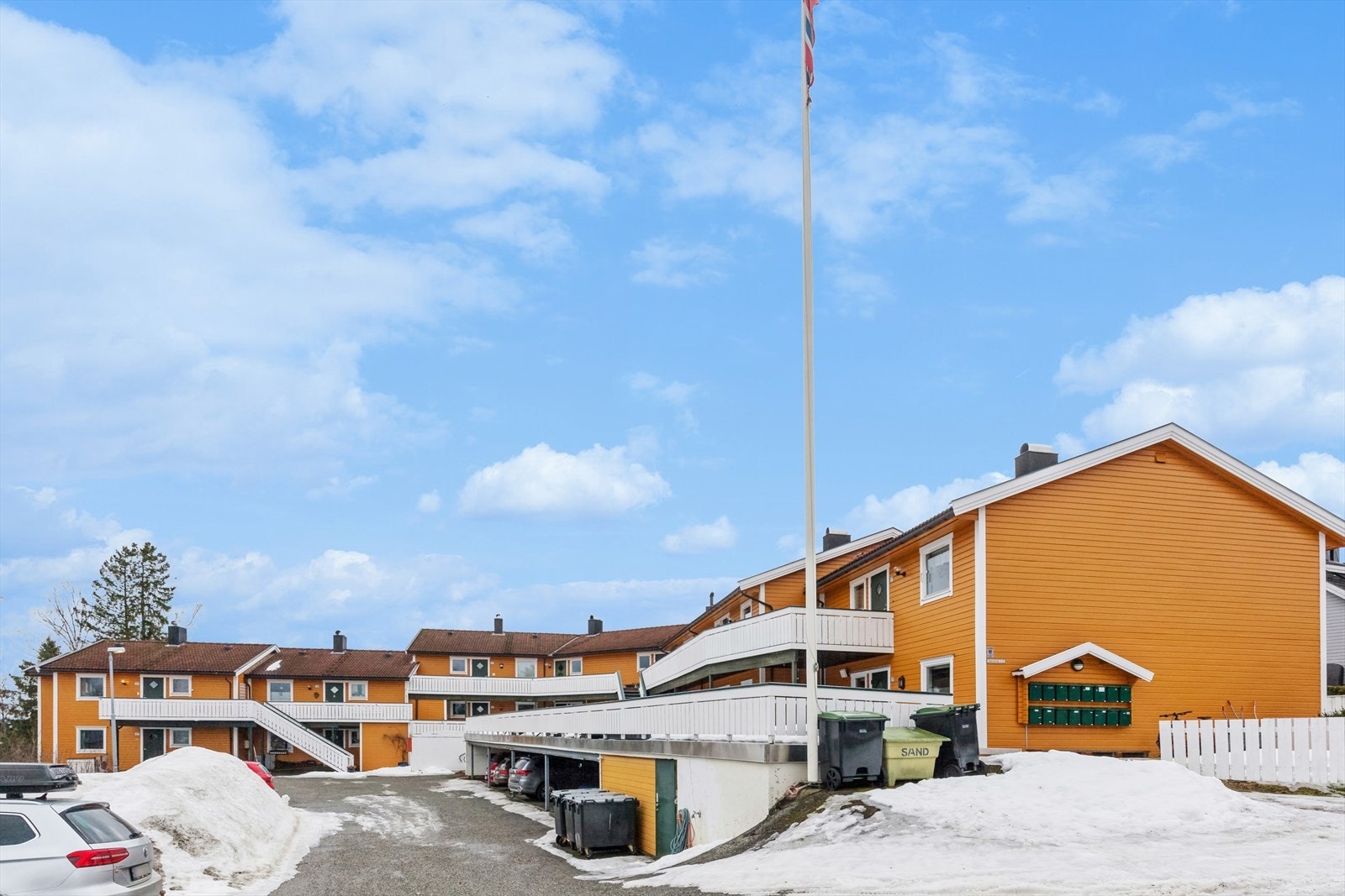 Borettslag med fine uteområder og parkering på p-plasser og i carport. Galleribilde