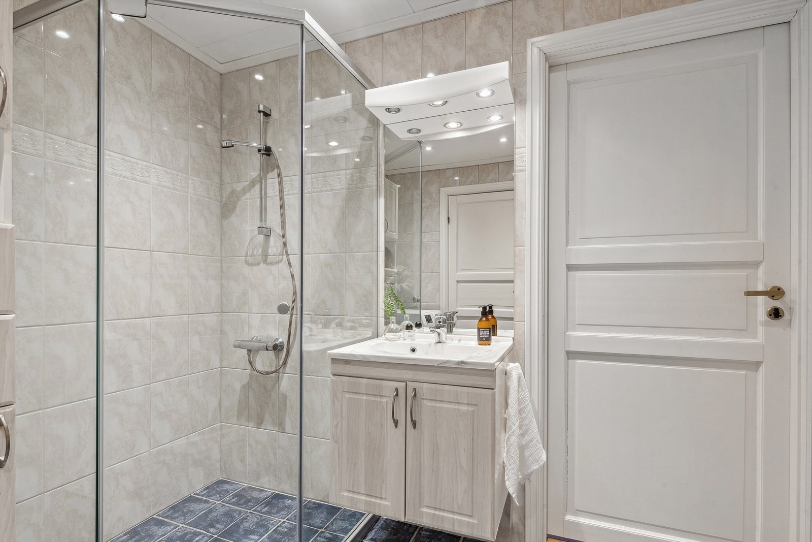 Pent flislagt baderom som kombineres med vaskerom. Galleribilde