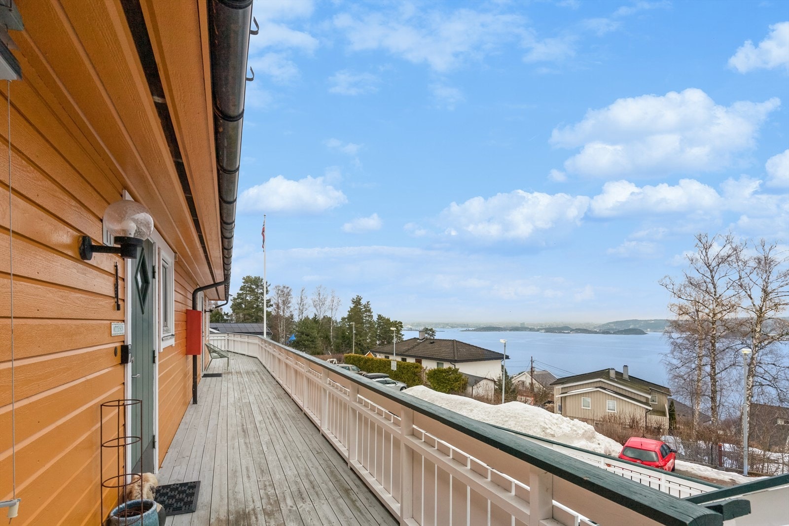 Fra eiendommen er det korte avstander til barnehager, skoler, dagligvarebutikker, kollektivtransport, båthavn, badestrender mm. Galleribilde