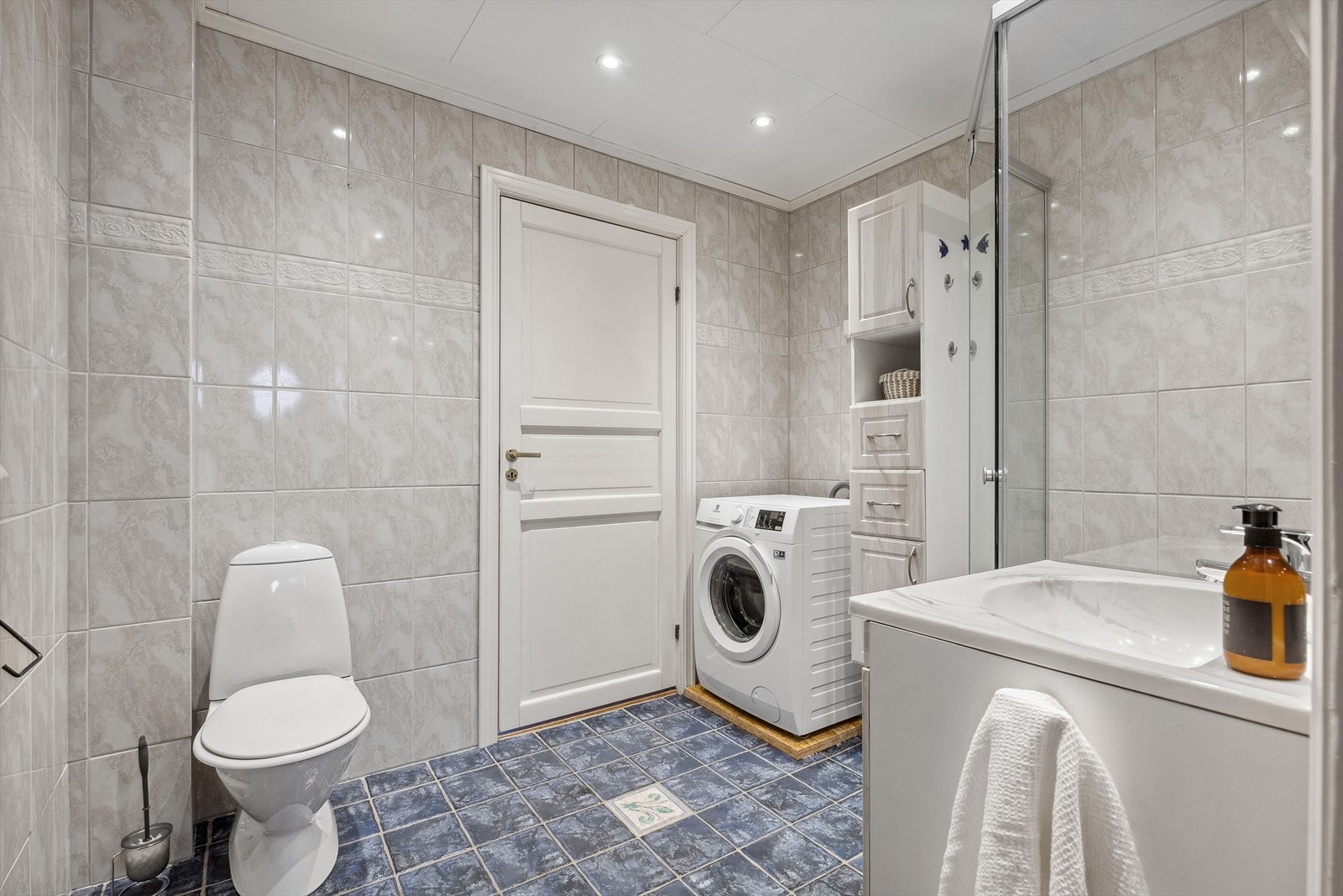 Her er det plass til toalett, dusjhjørne, baderomsinnredning og opplegg til vaskemaskin. Galleribilde