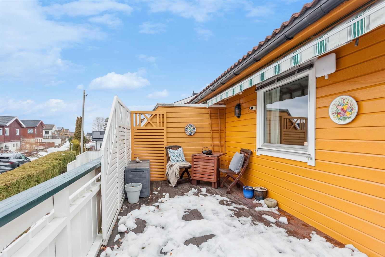 Fra stuen kommer du ut på denne vestvendte verandaen på ca. 14 kvm. Galleribilde