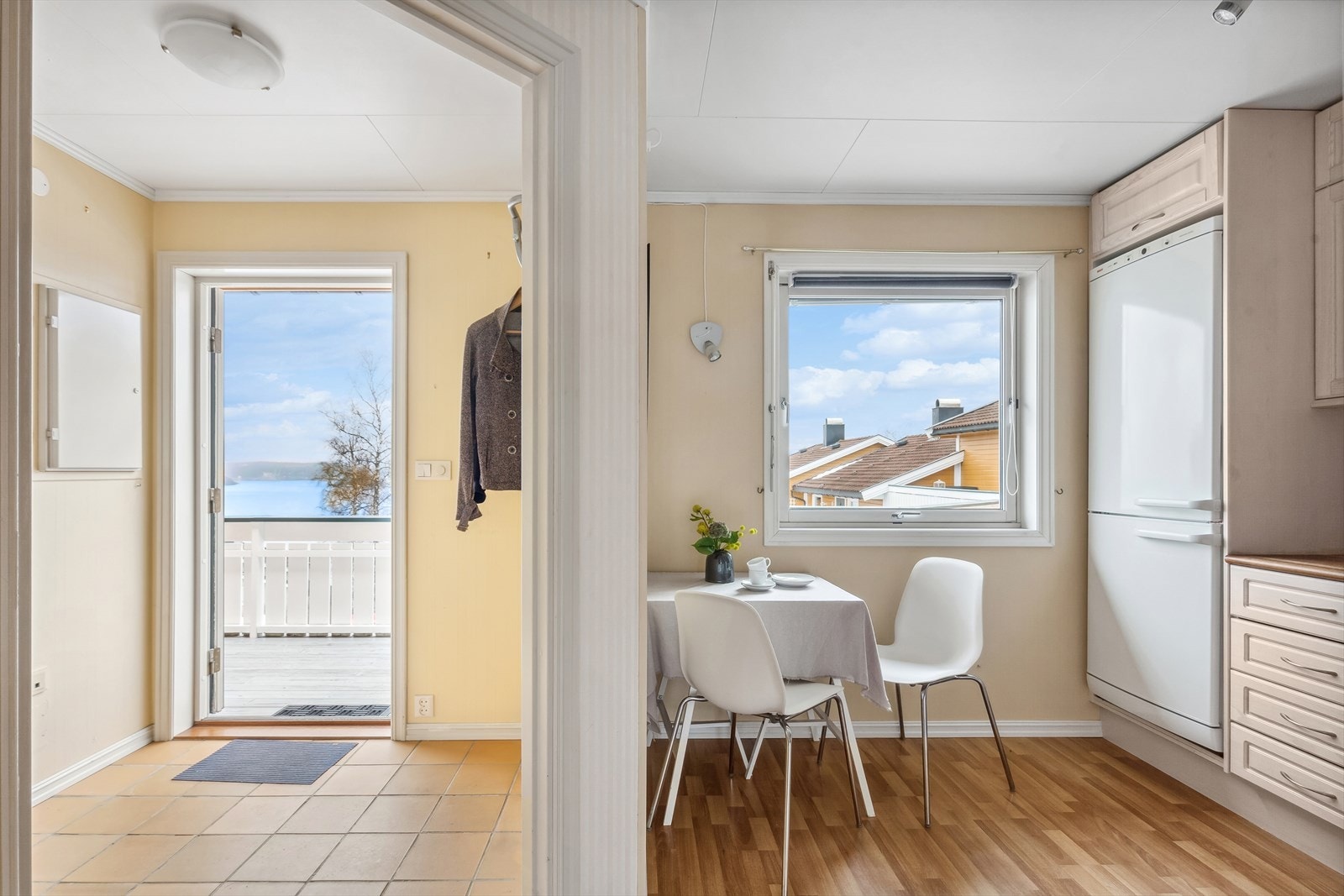 Kjøkkenet har en delvis åpen løsning vendt mot gangen og stuen. Galleribilde