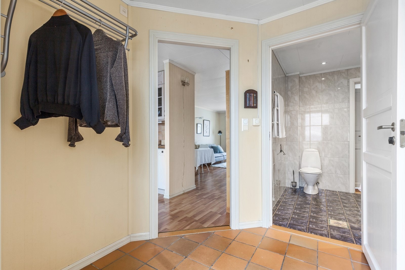 Entré med plass til å sette skoene og henge yttertøyet. Galleribilde