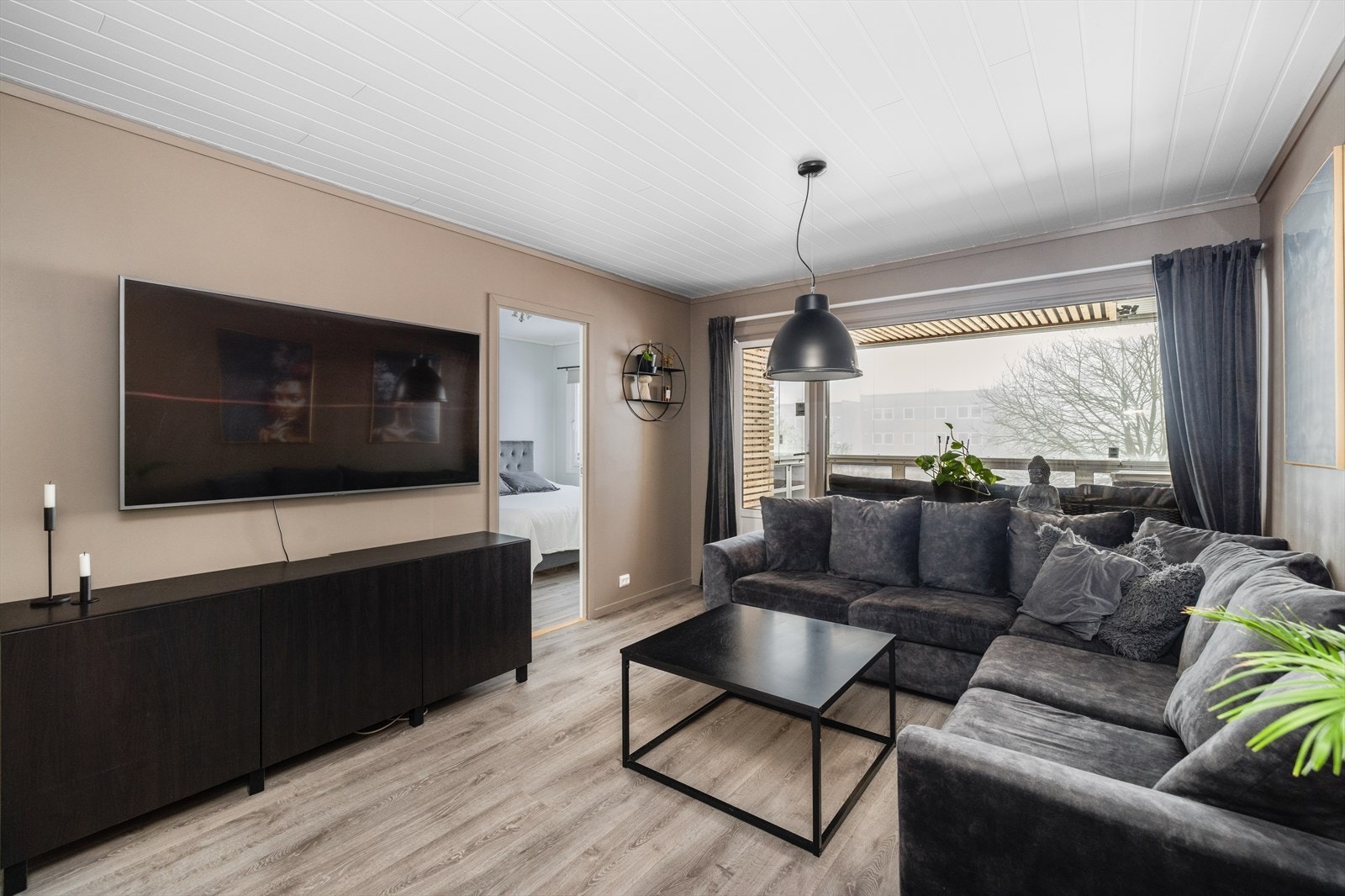 Stuen har laminat på gulv fra 2020, malte walls2paint plater på vegger, og nedsenket, isolert tak med MDF-panel. Galleribilde