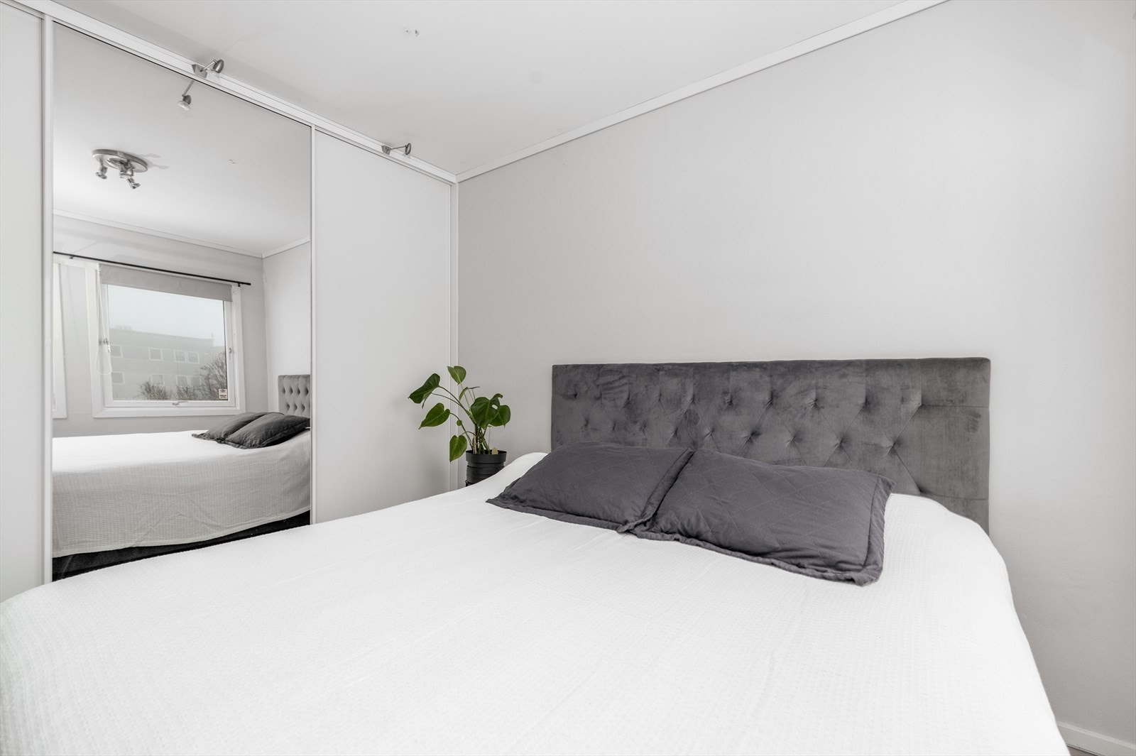 Hovedsoverommet ligger inntil stuen og har en romslig skyvedørsgarderobe langs den ene veggen, med en speildør. Galleribilde