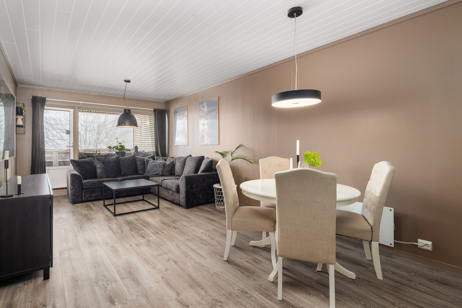 Leiligheten har en delikat og luftig stue på 33 m2 med åpen løsning mot kjøkkenet. Galleribilde