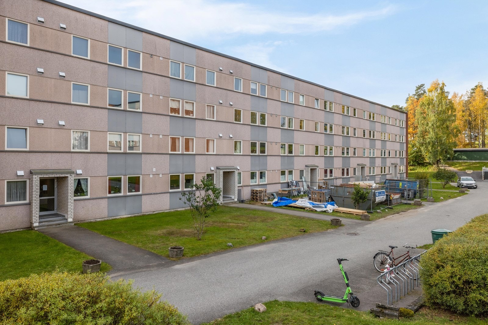 Leiligheten ligger fint til med enkel adkomst i 1. etasje. Gode bussforbindelser med hyppige avganger fra Gulsetringen. Galleribilde
