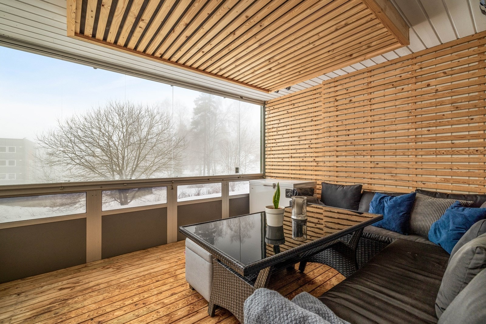Fra stuen er det utgang til en flott sydvendt og innglasset balkong på 10 m2, med gode solforhold og plass til utemøbler. Galleribilde
