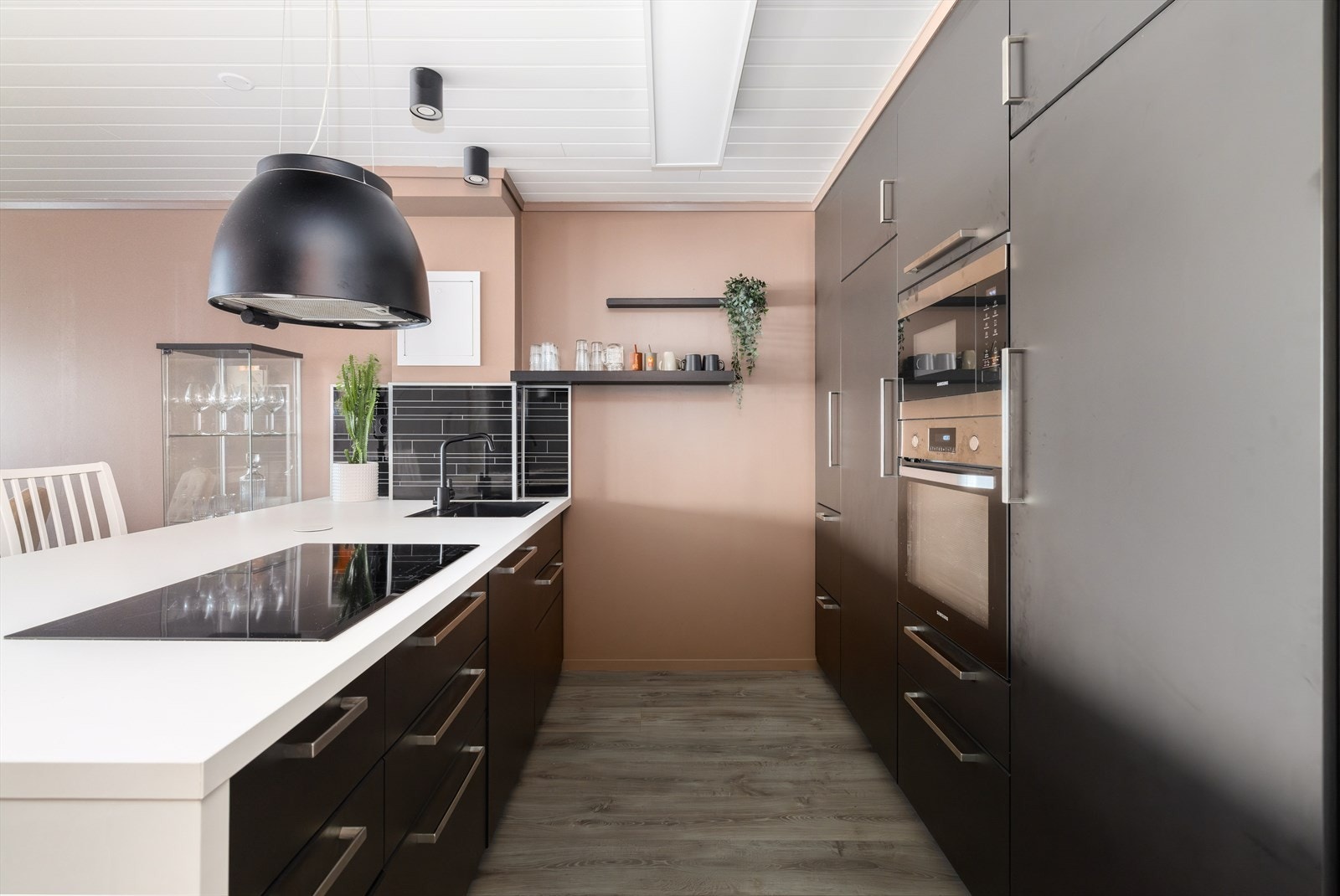 På kjøkkenøya er det etablert en hyggelig barløsning med sitteplasser, nedfelt induksjon koketopp fra Electrolux med komfyrvakt og oppvaskkum. Over kjøkkenøya er det fritthengende ventilator med kullfilter over som kan styres med fjernkontroll. Galleribilde