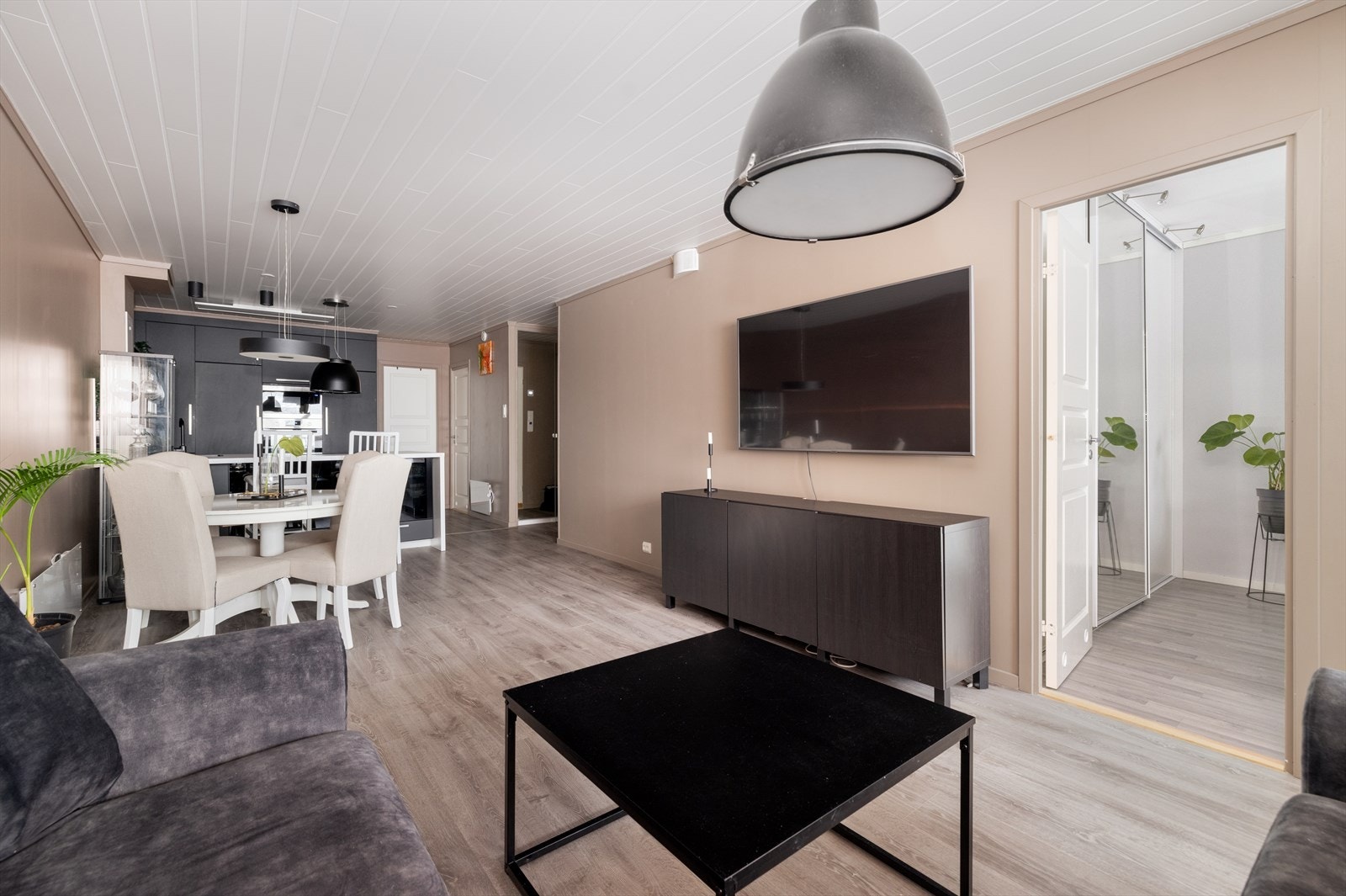 Det er installert kabel-tv og internett som er inkludert i de oppgitte felleskostnadene. Galleribilde
