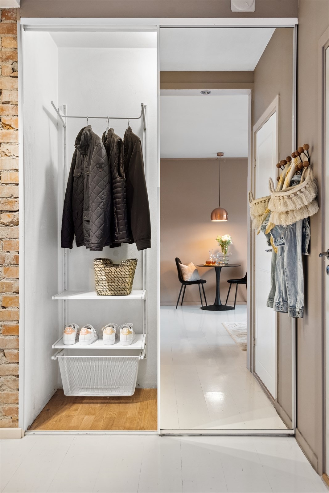 I entreèn får du skyvedørsgarderobe som gir deg gode oppbevaringsmuligheter. Galleribilde