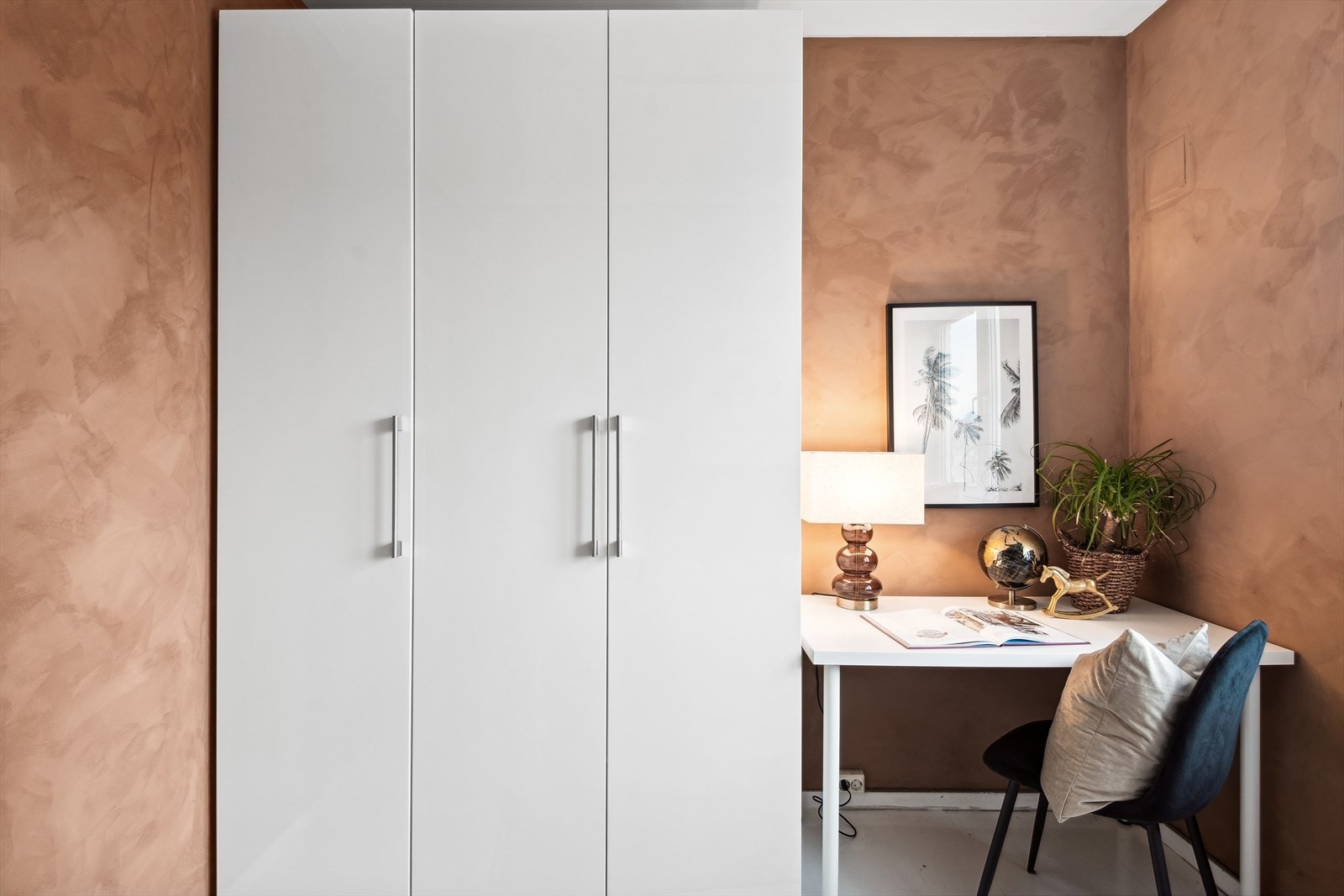 Rommet har god plass til garderobeskap. Galleribilde