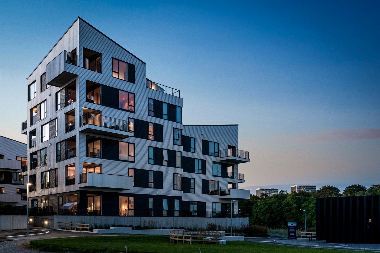Nede ved vannet er det sittegrupper, samt bade- og kajakkmuligheter som sikrer sommeridyllen. Galleribilde