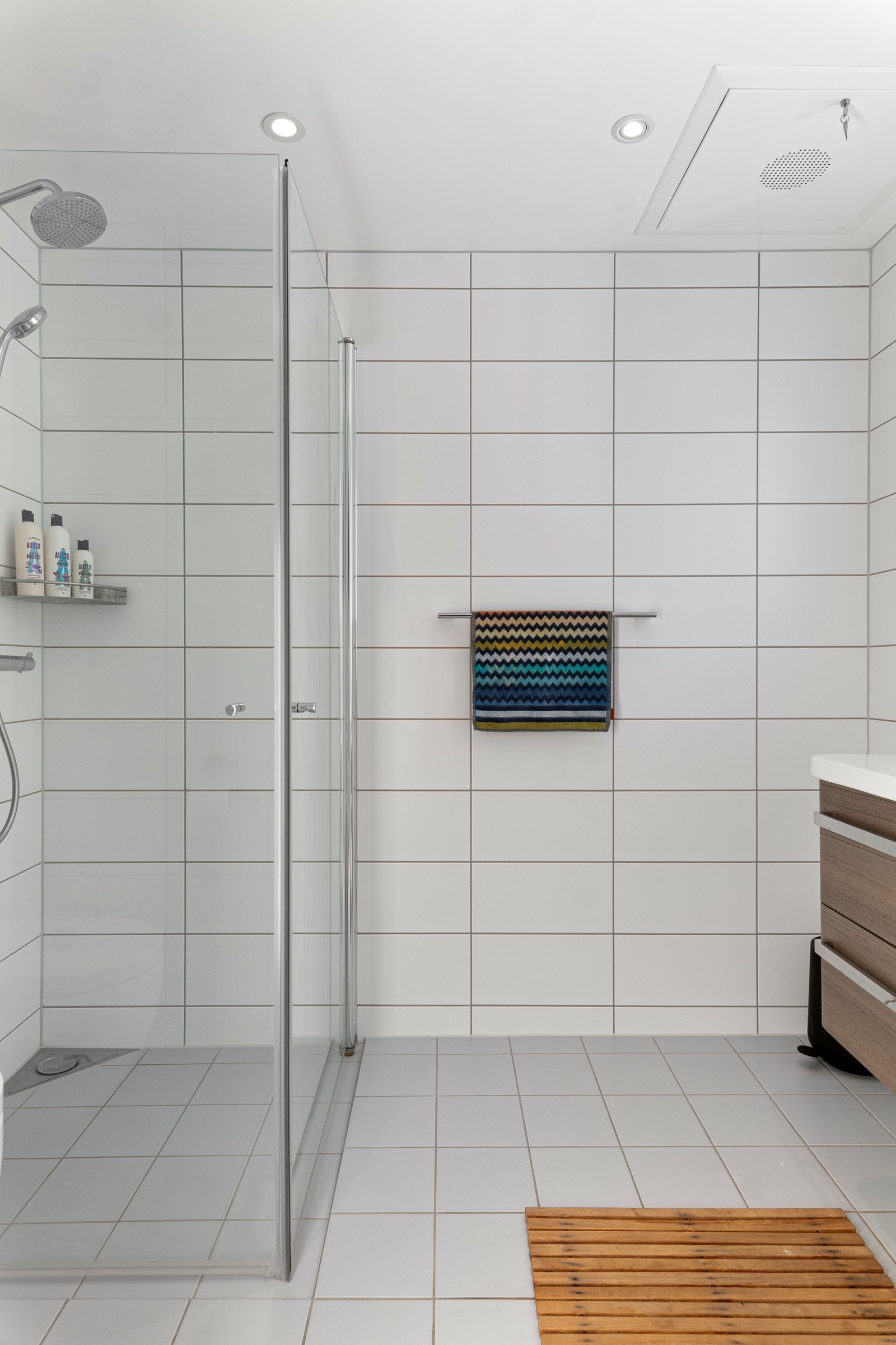 Leiligheten har et gjestetoalett og to bad, hvorav ett ligger tilknyttet hovedsoverommet. Galleribilde