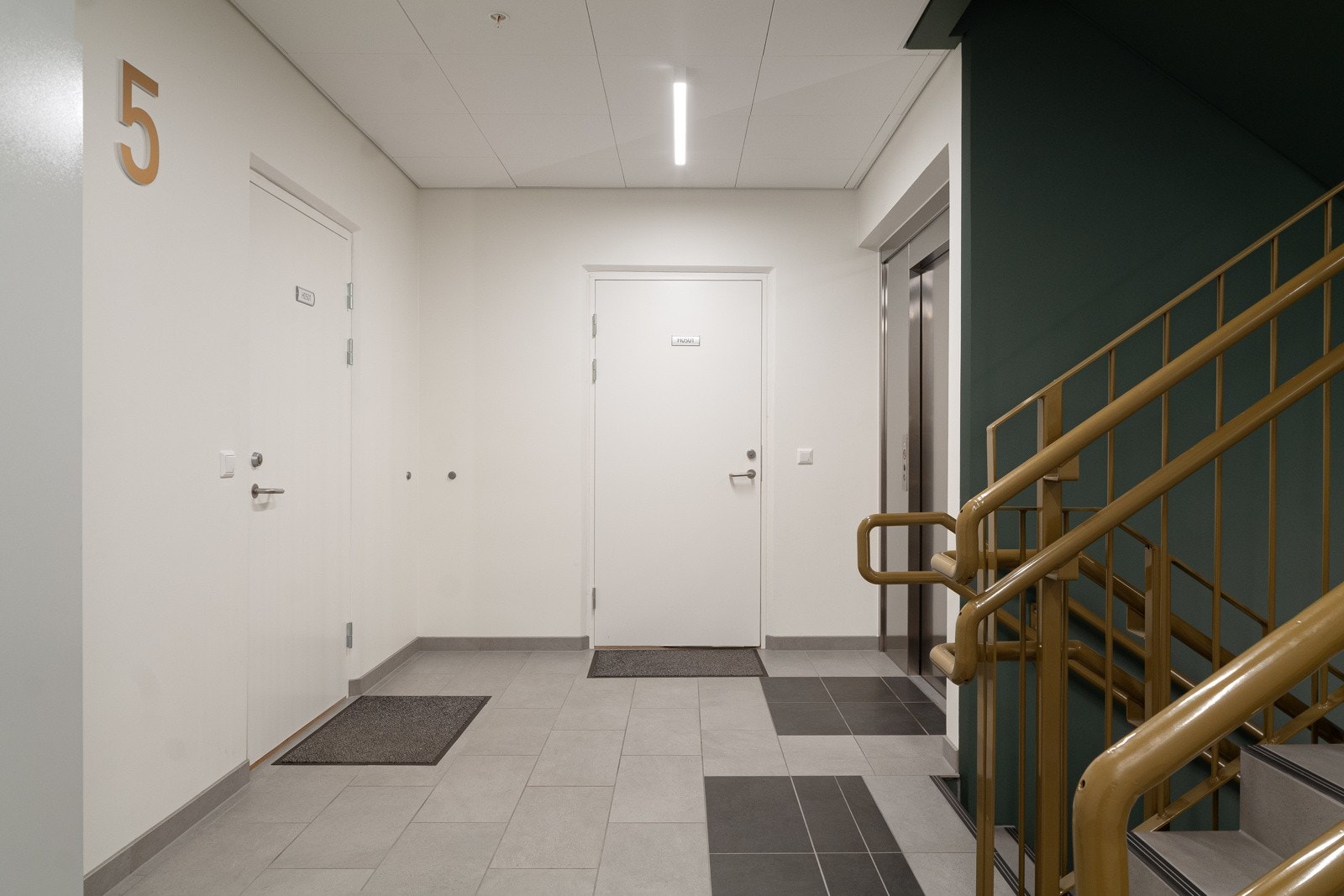Leiligheten ligger flott til på enden i femte etasje med adkomst via heis til etasjeplan. Galleribilde