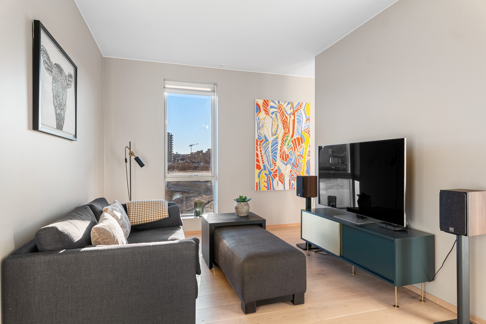 Praktisk løsning med skillevegg mellom tv-stue og stuen. Galleribilde