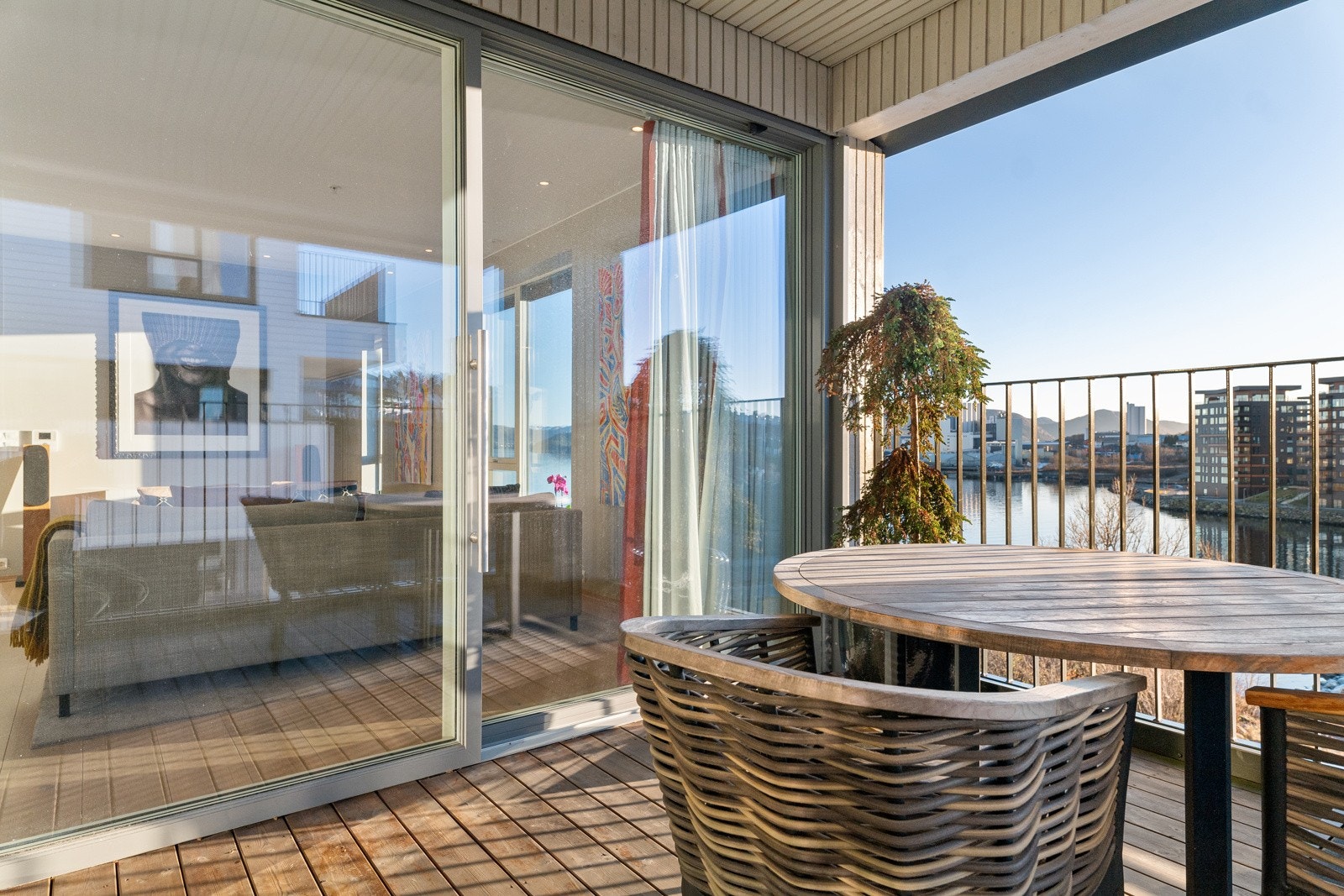 Hver balkong har gode solforhold og magisk utsikt mot sjøen så her kan man nyte dagene til det fulle fra tidlig til sent i sommerhalvåret. Galleribilde