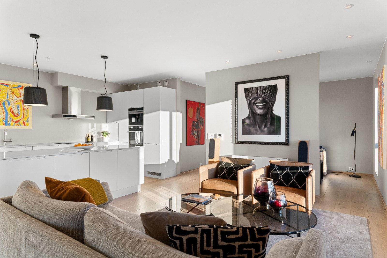 Som et supplement til det fantastiske dagslyset har allrommet velplasserte downlights. Galleribilde