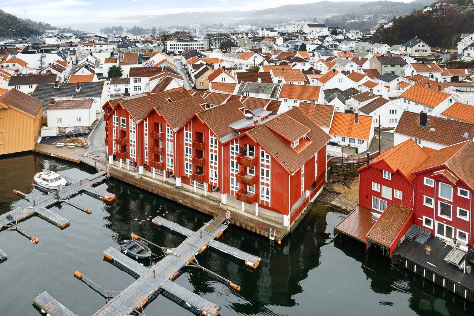 Flytebrygge med tinglyst båtplass til eiendommen like foran boligen. Galleribilde
