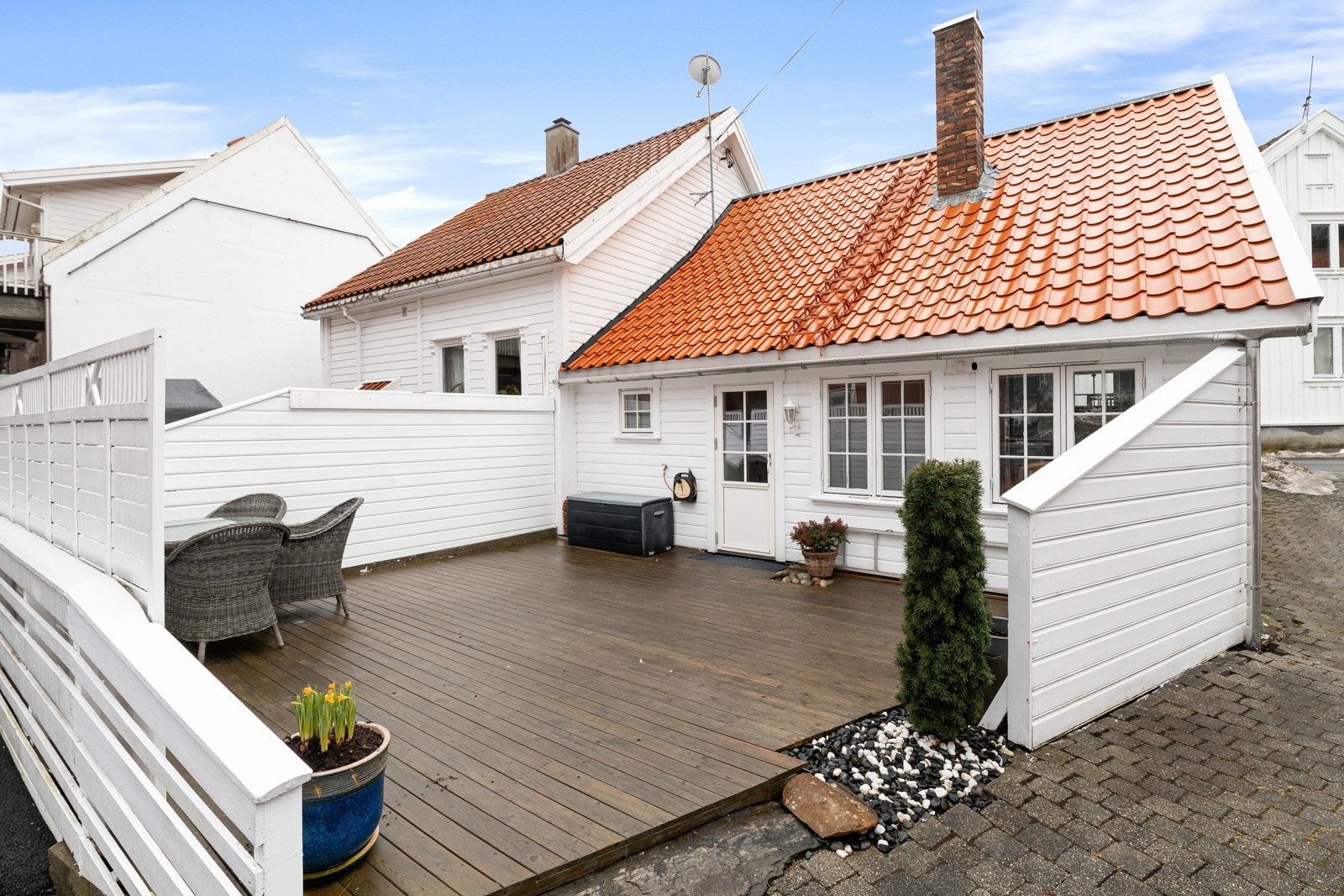 Koselig terrasse på baksiden av boligen. Galleribilde