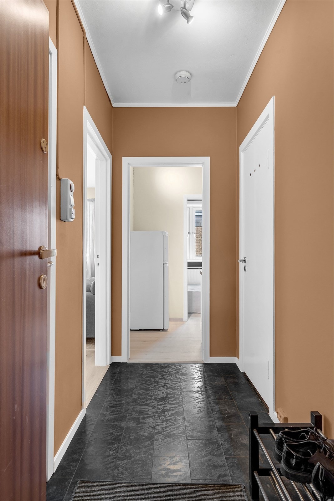 Her får du en lys og romslig entré, nymalt i en svært behagelig fargetone. Innvendig bod av god størrelse kommer godt med Galleribilde