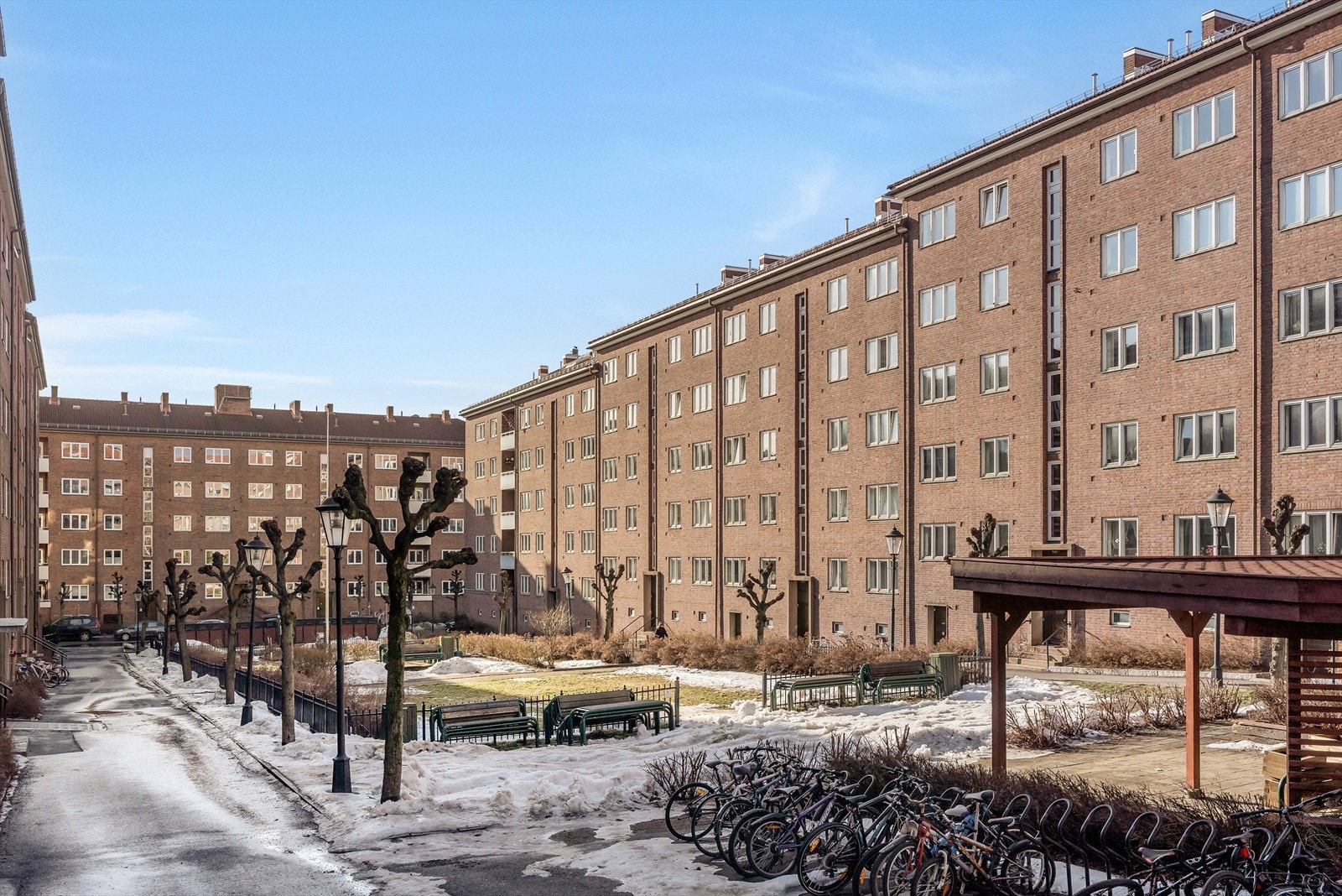 Som en del av borettslaget får du tilgang på plantekasser, sittegrupper, grill, sykkelparkering og treningsrom Galleribilde