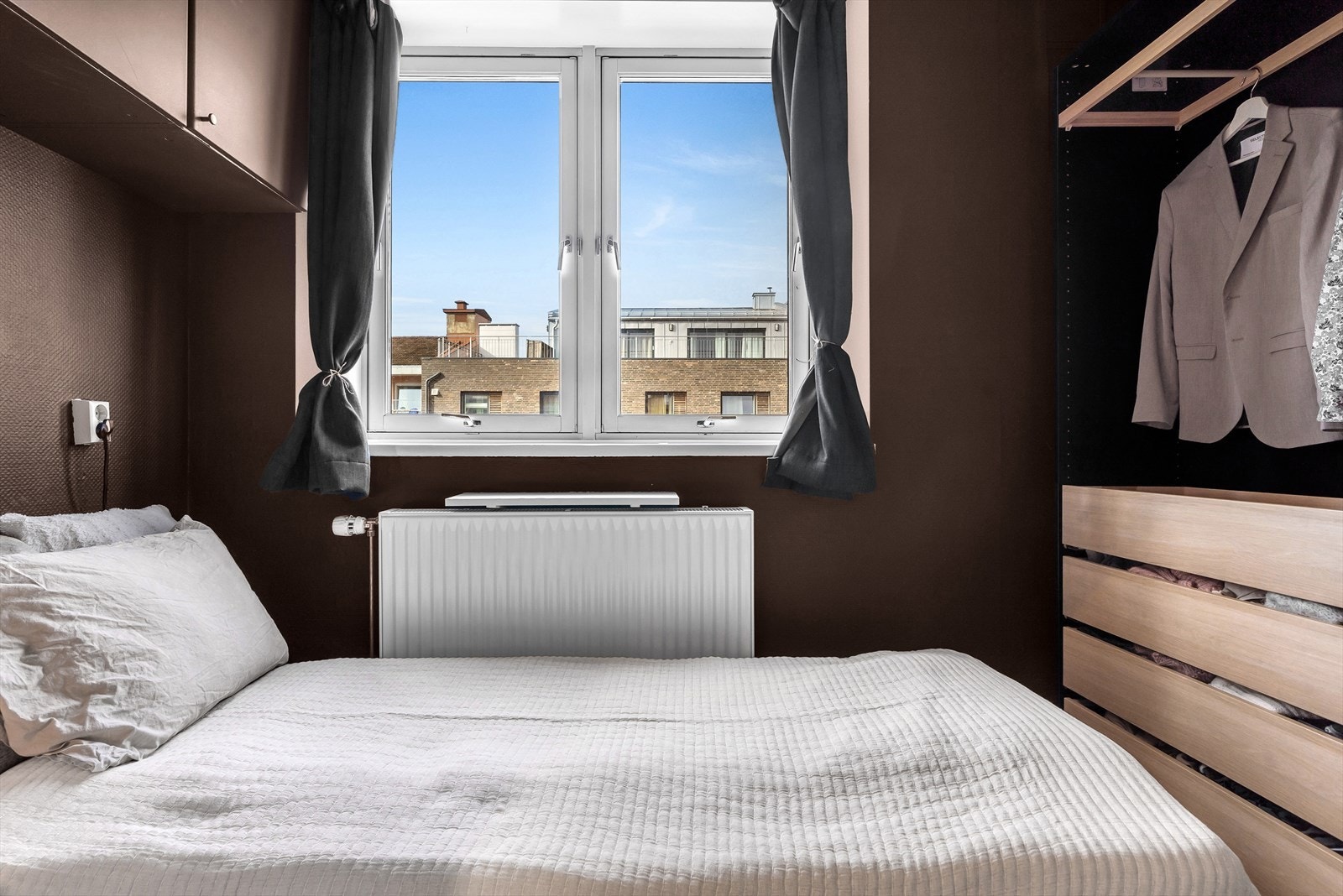 Soverom er kompakt, men har ved smarte løsninger fått inn rikelig med lagringsplass Galleribilde