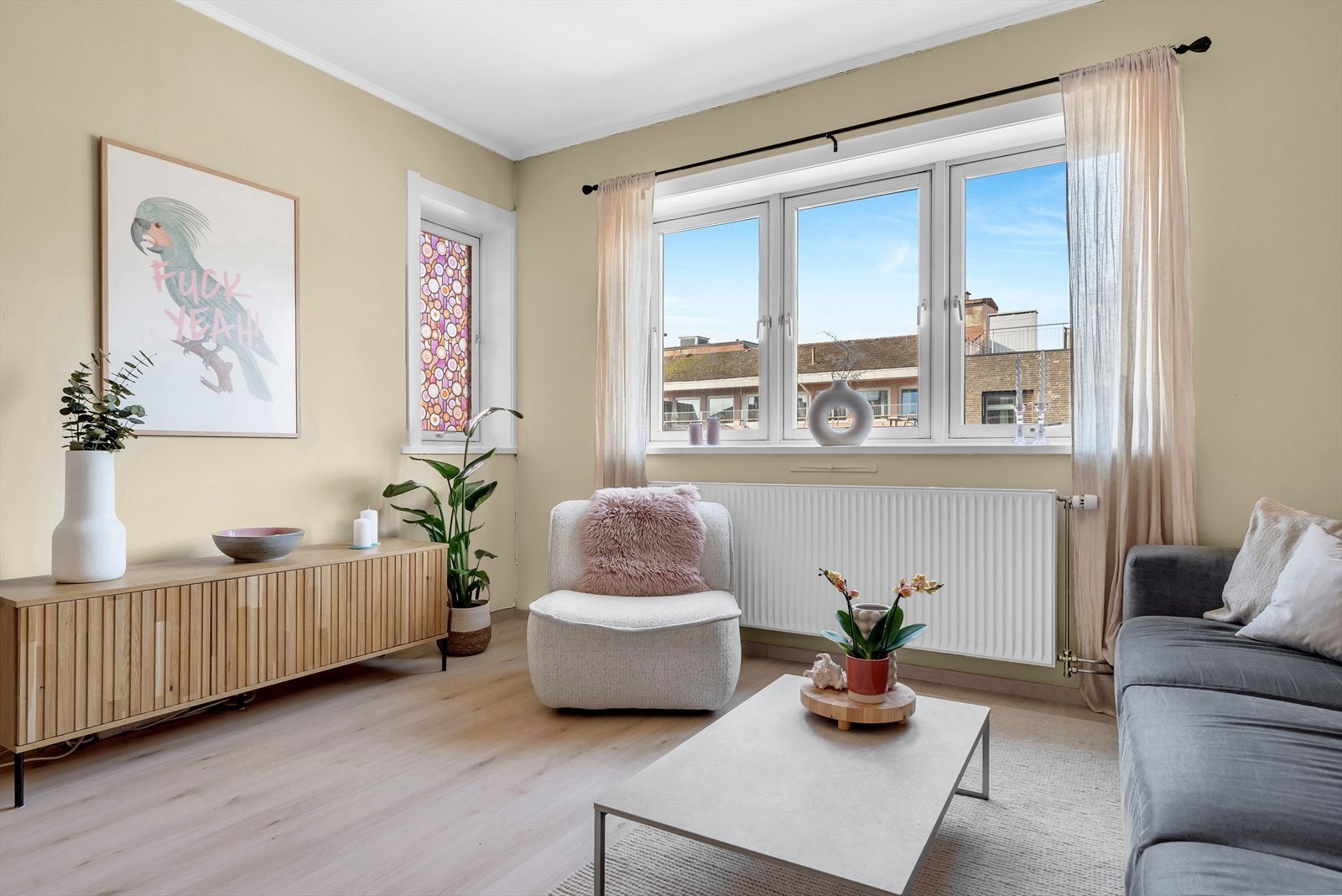 Store vindusflater og et luftig utsyn gir rikelig med naturlig lys Galleribilde