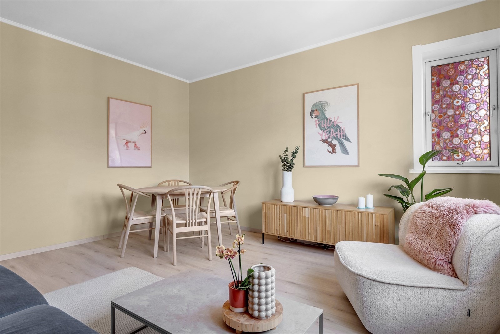 Her får du gleden av en stor sosial stue med plass til sofagruppe, langbord og annet ønsket møblement Galleribilde