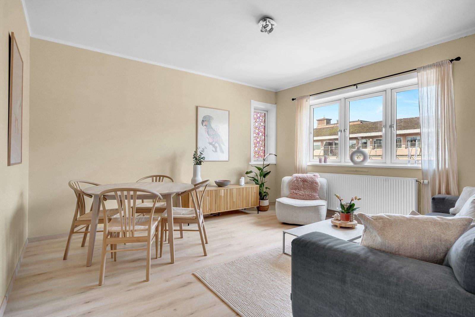 Stuen har en svært god størrelse og er malt i delikate, behagelige fargetoner Galleribilde