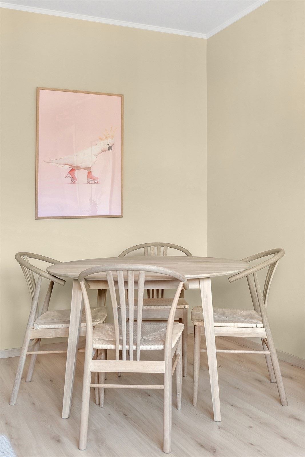 Her kan du fint få inn et langbord til 8 personer uten og føle at det blir trangt. Dette må oppleves på visning Galleribilde