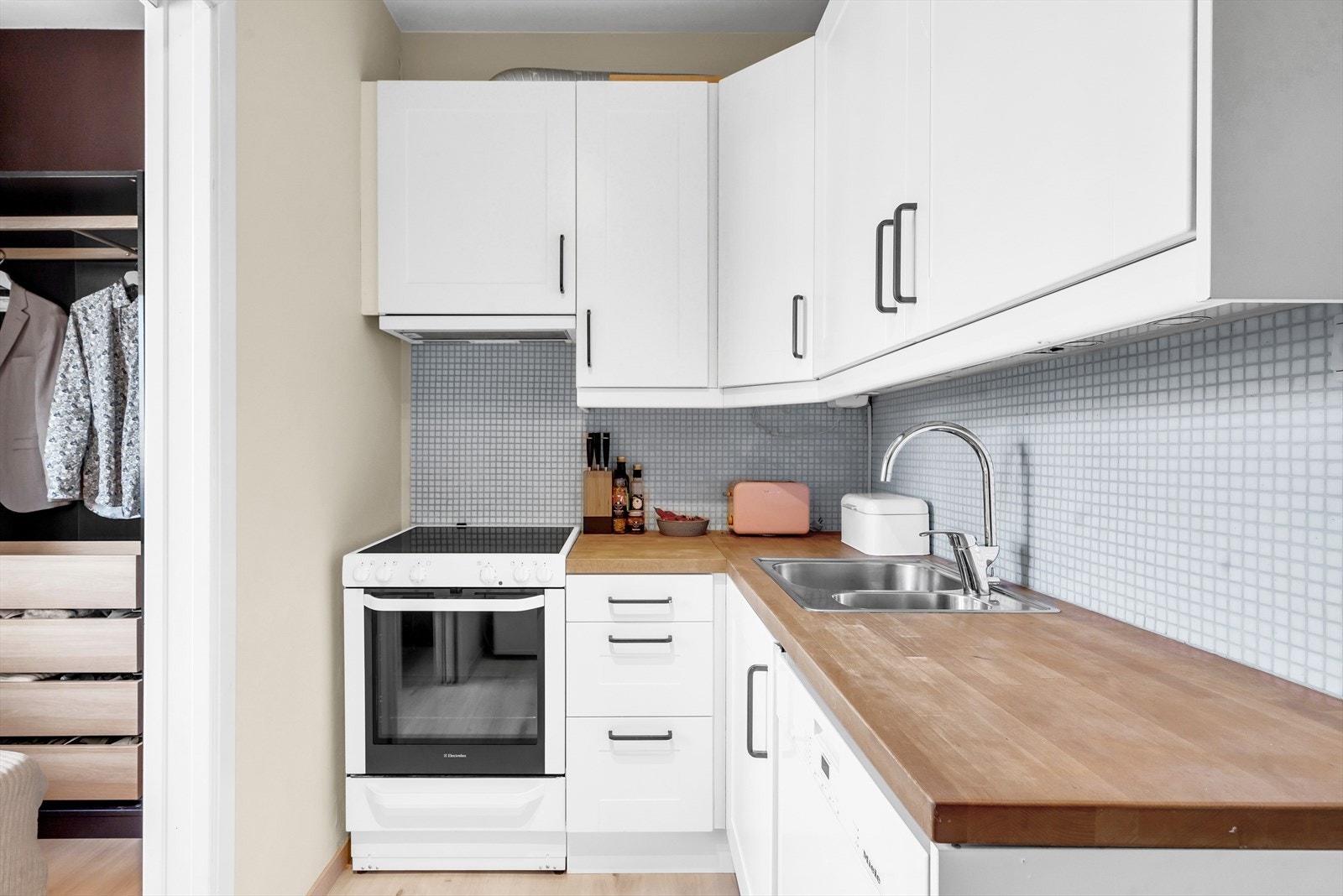 Det er i senere tid byttet ut håndtak på skapdørene som gir et mer moderne utseende Galleribilde