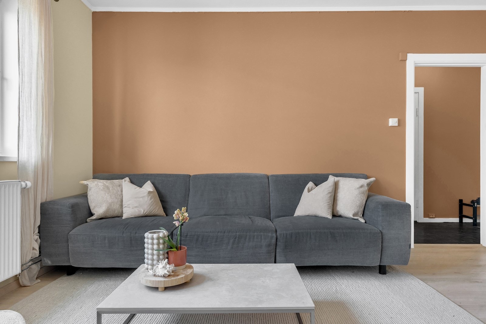 Lyse gulv og tidsriktige farger gir et moderne preg over leiligheten Galleribilde