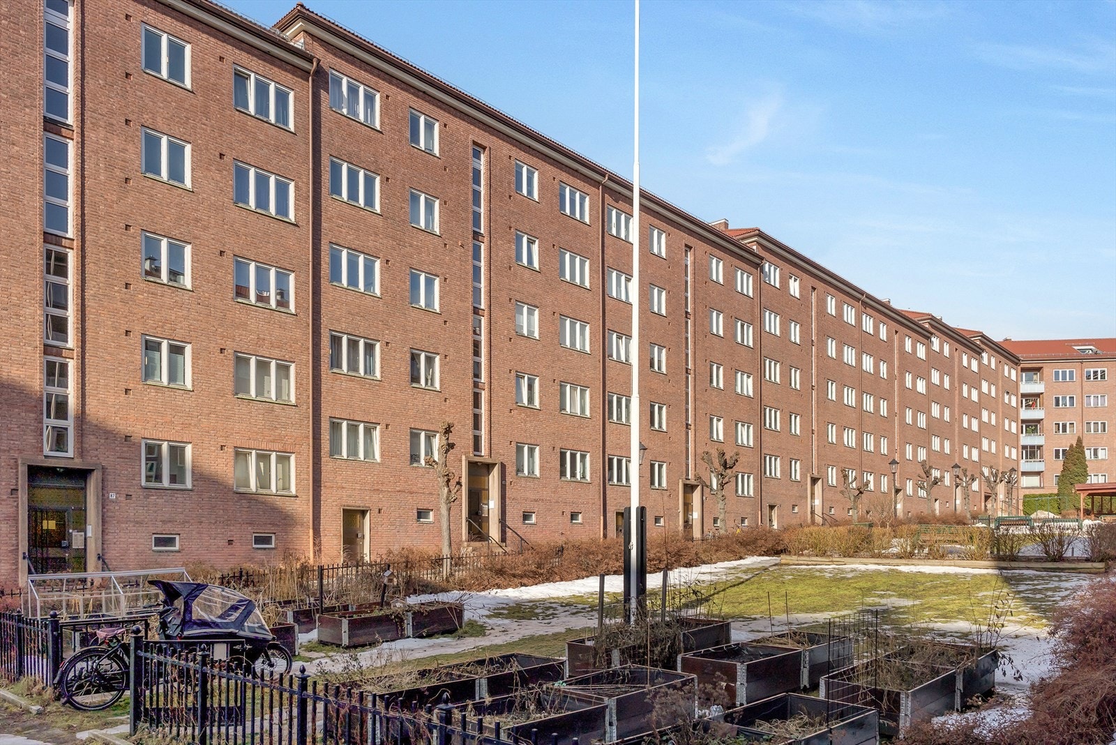 Borettslaget er kjent for sin flotte bakgård og sitt hyggelige naboskap! Galleribilde