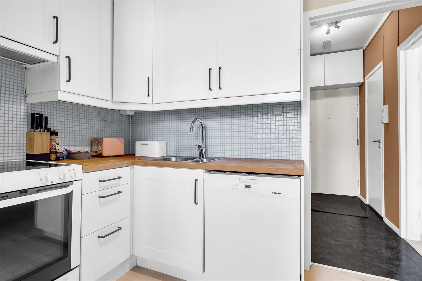 Pent og praktisk kjøkken med gode oppbevaringsmuligheter og fine arbeidsflater Galleribilde