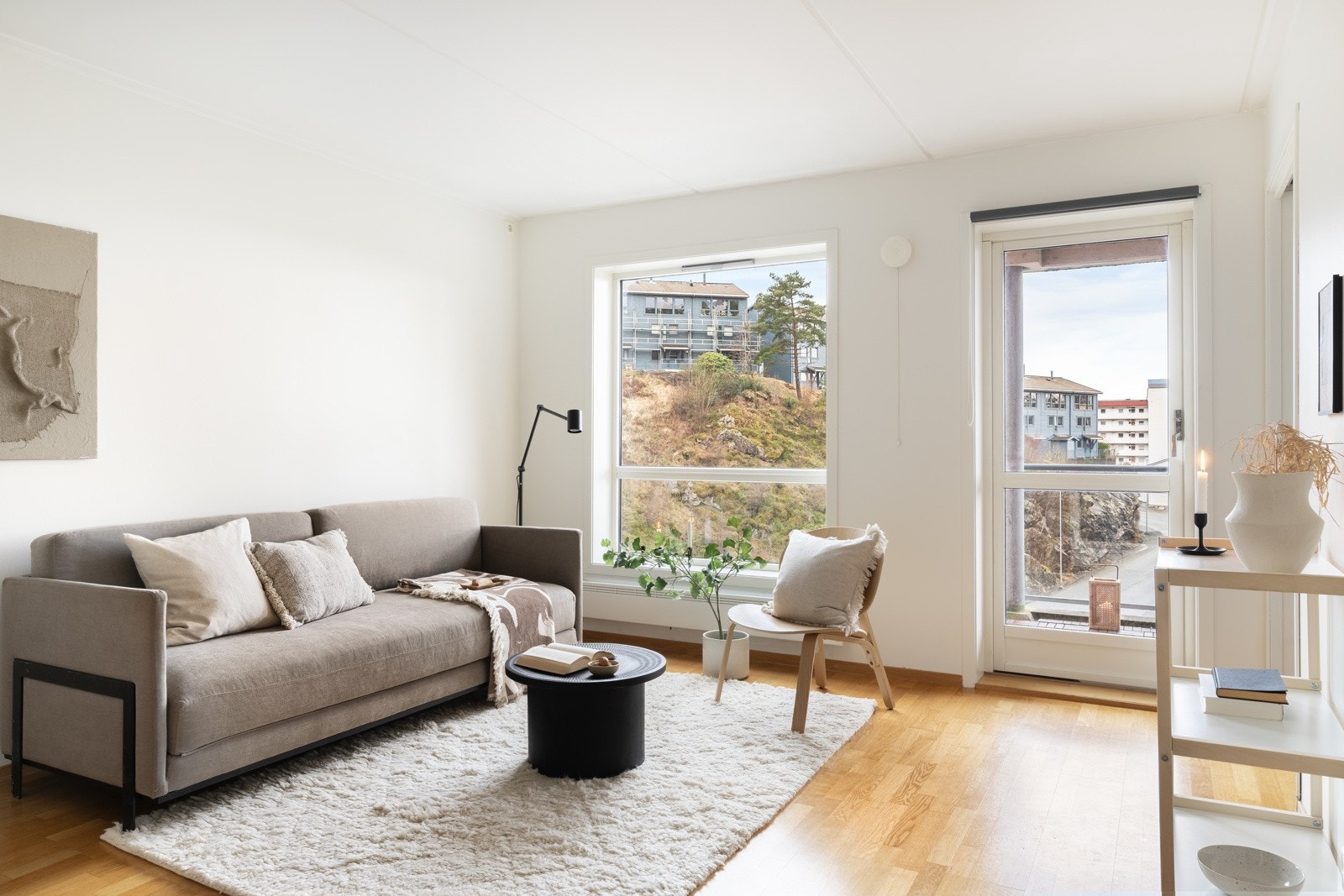 Leilighetens stue har god plass til å møblere i ulike soner samt godt med lysinnslipp fra store vinduer. Galleribilde